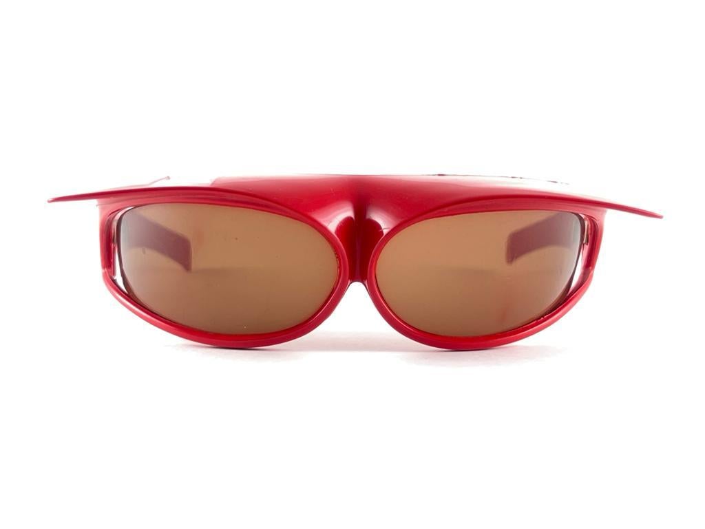 Vintage Avantgarde Red Mask Wrap Around Sunglasses  Made in Italy For Sale 10