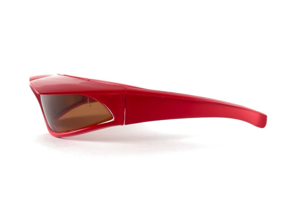Vintage Avantgarde Red Mask Wrap Around Sunglasses  Made in Italy In Excellent Condition For Sale In Baleares, Baleares