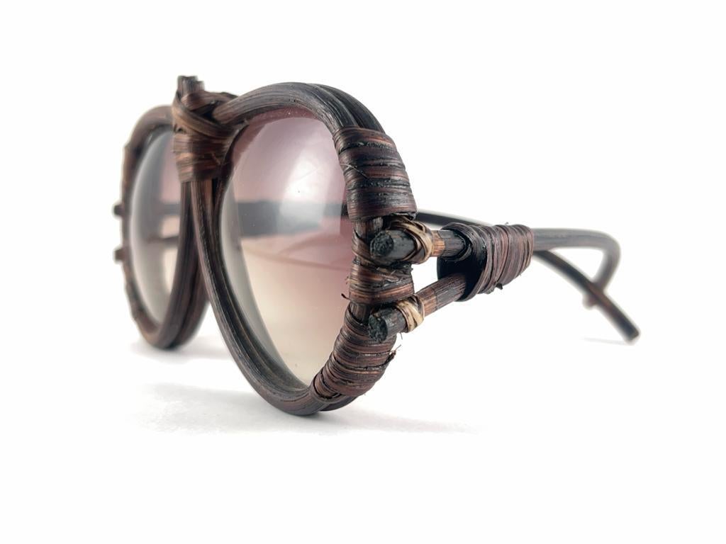 Vintage super rare real bamboo wood Aviator shaped oversized sunglasses. 

A true rarity on our collection. Amazing craftsmanship and style.

It is real wood therefore it show minor sign of distress on the frame, overall very sturdy piece.

Front :