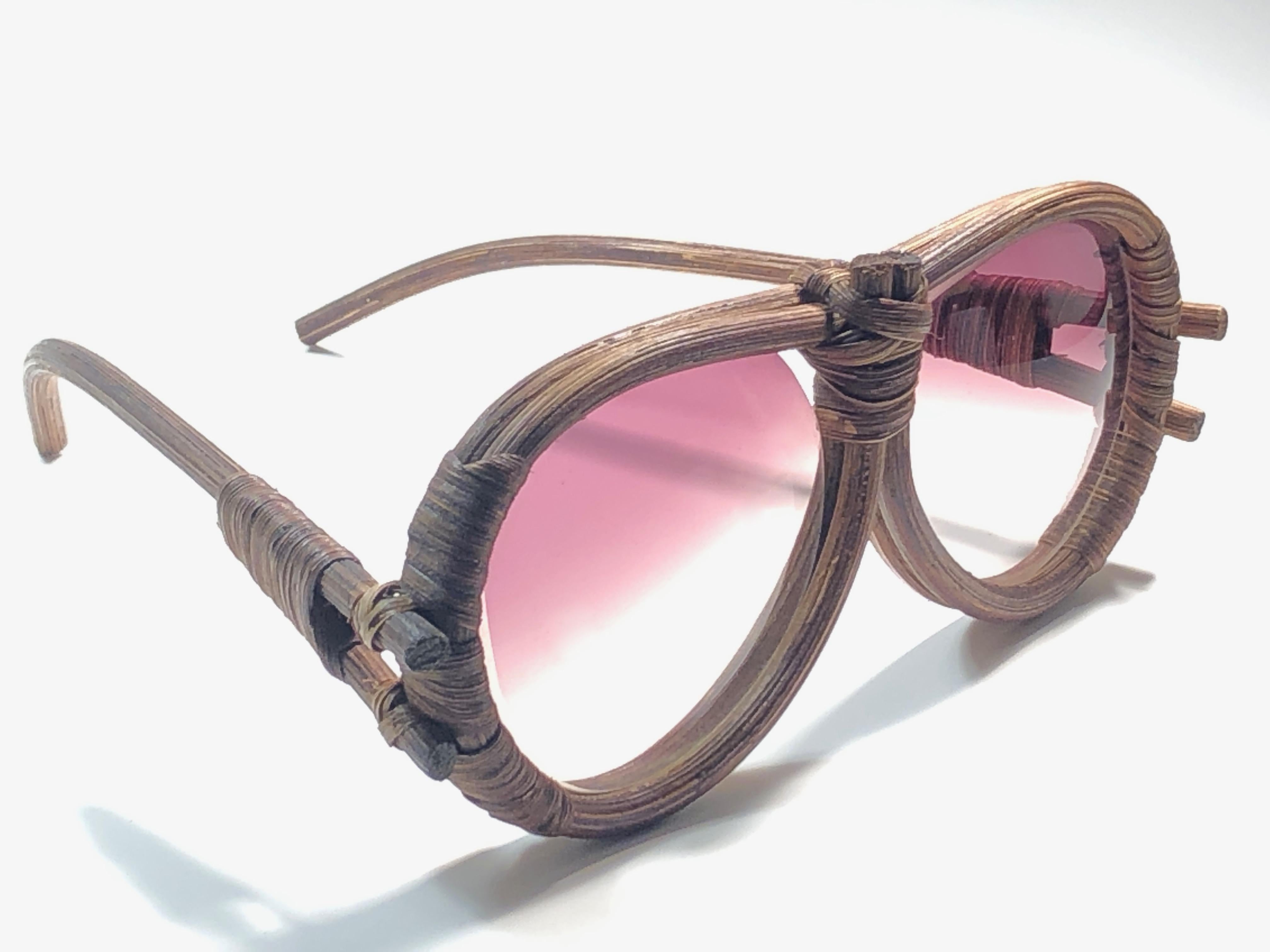 Vintage super rare real bamboo wood Aviator shaped oversized sunglasses. 

A true rarity on our collection. Amazing craftsmanship and style.

It is real wood therefore it show minor sign of distress on the frame, overall very sturdy piece.

Front :