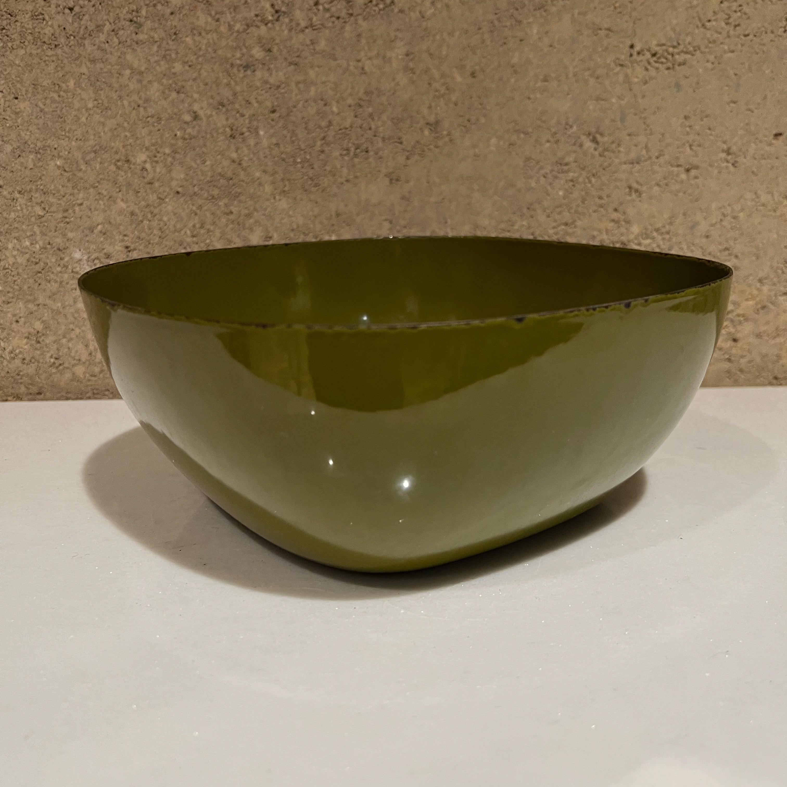 Cathrineholm Green Bowl Holland
Modern midcentury bowl in a square shape with round corners. 
Avocado Green. 
Signed by maker
3.5 tall x 8.25 x 8.25
Preowned original unrestored vintage condition.
See images provided please.