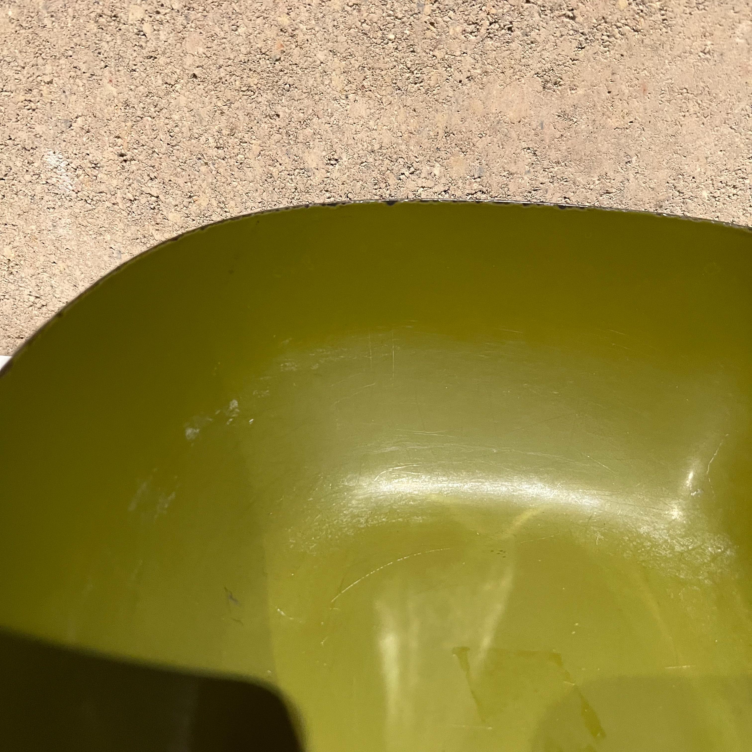 Vintage Avocado Green Enamelware Bowl 1960s Modern Cathrineholm of Holland In Good Condition For Sale In Chula Vista, CA