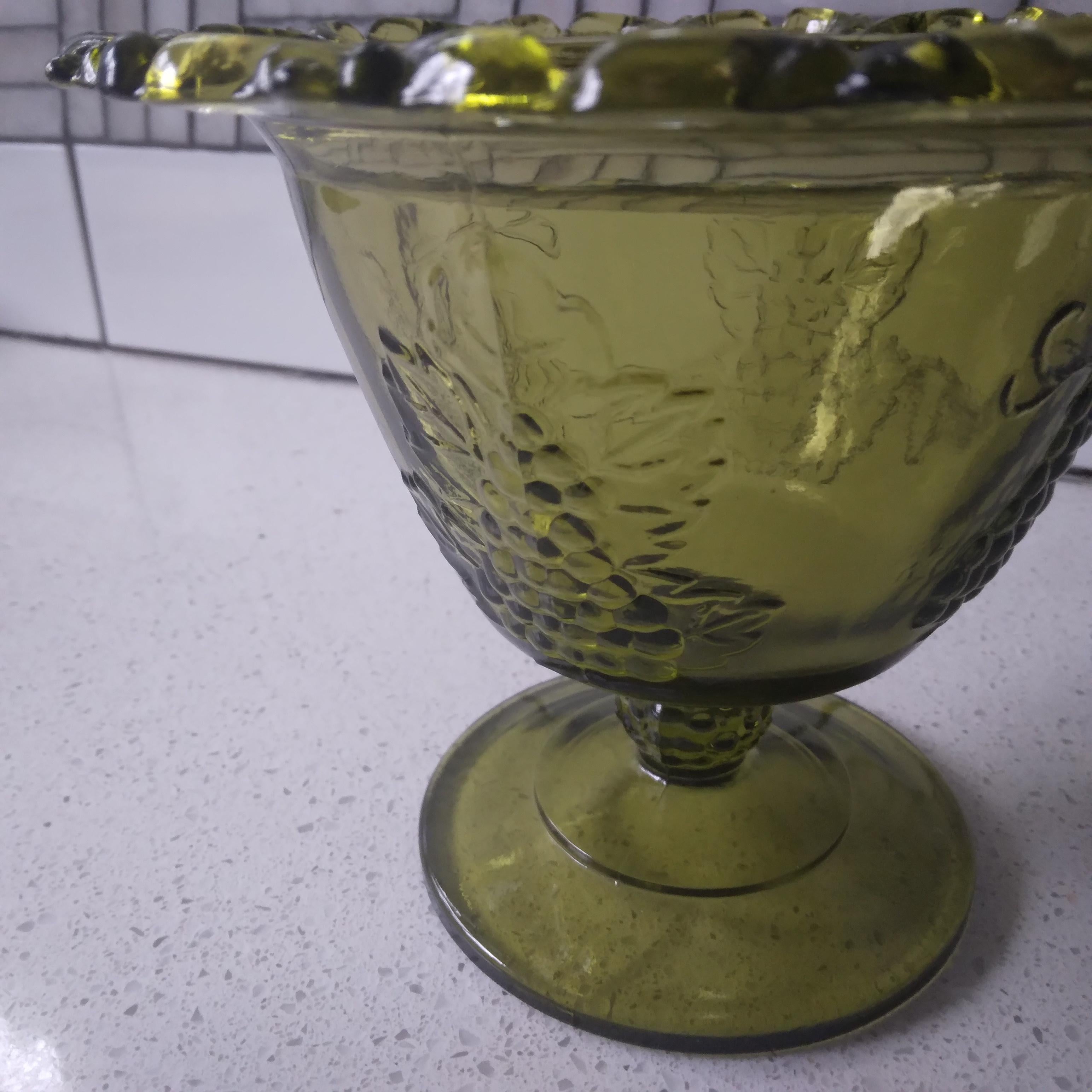 Mid-Century Modern Plat à piédestal vintage en verre vert avocat avec motif de raisins de la moisson en vente