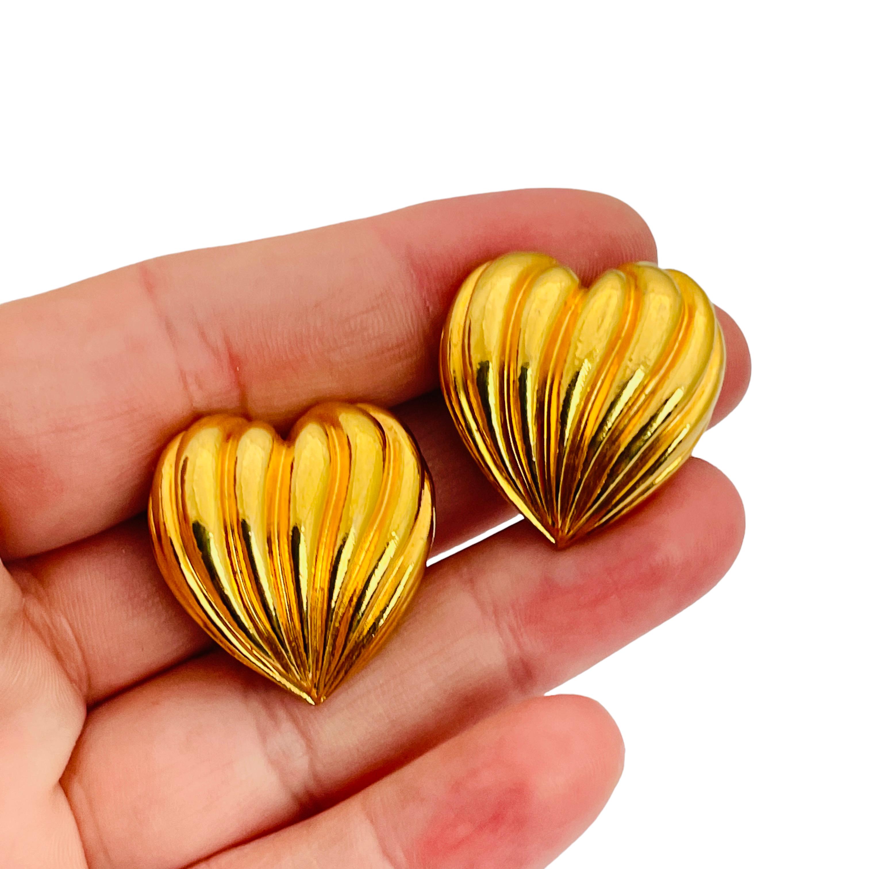 Vintage AVON gold heart designer runway clip on earrings In Good Condition In Palos Hills, IL