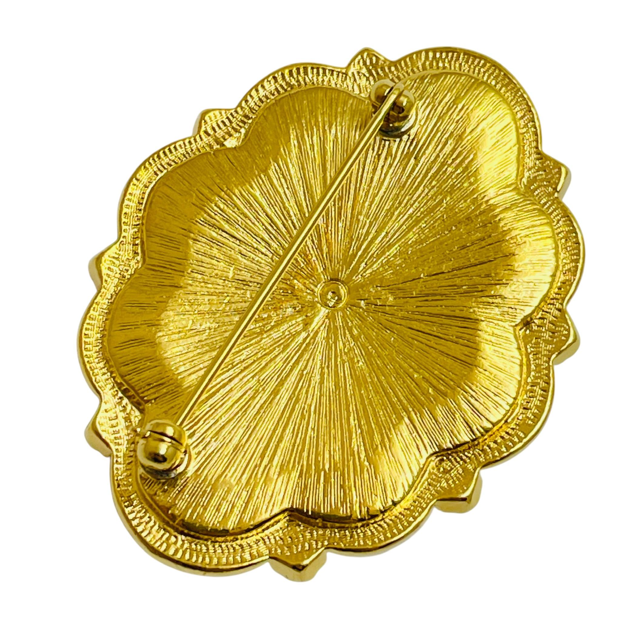 Vintage AVON gold tone faux coral pearl designer brooch In Good Condition For Sale In Palos Hills, IL