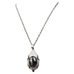 Avon of Belleville, collier pendentif vintage en fausse hématite plaqué rhodium