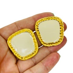 Orecchini a buco vintage firmati AVON con smalto in tonalità oro
