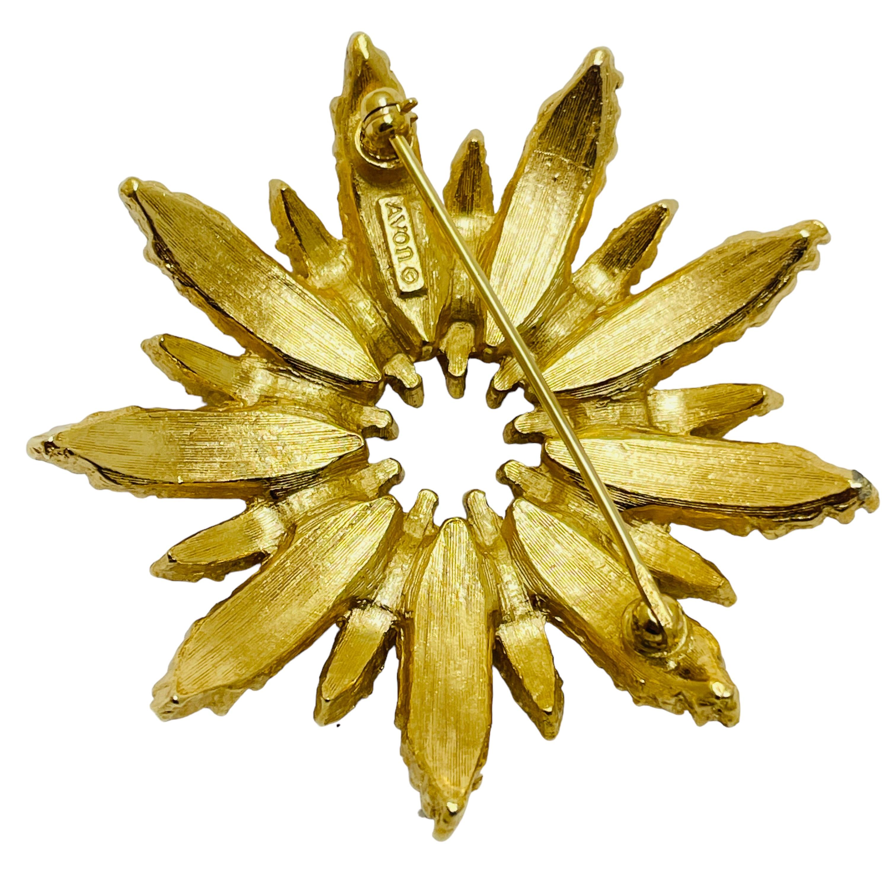 Vintage AVON signed gold tone flower designer brooch In Good Condition For Sale In Palos Hills, IL