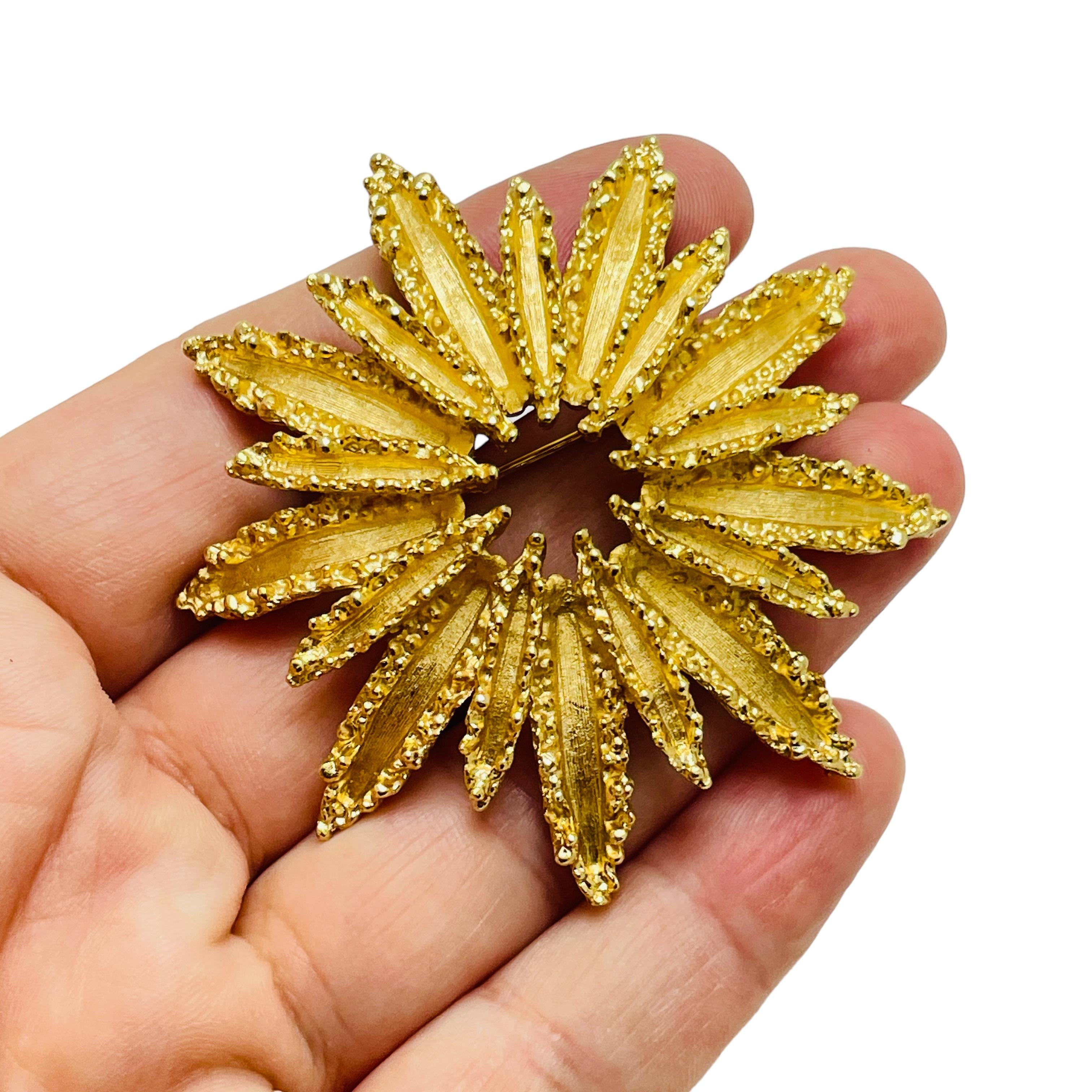 Women's Vintage AVON signed gold tone flower designer brooch For Sale