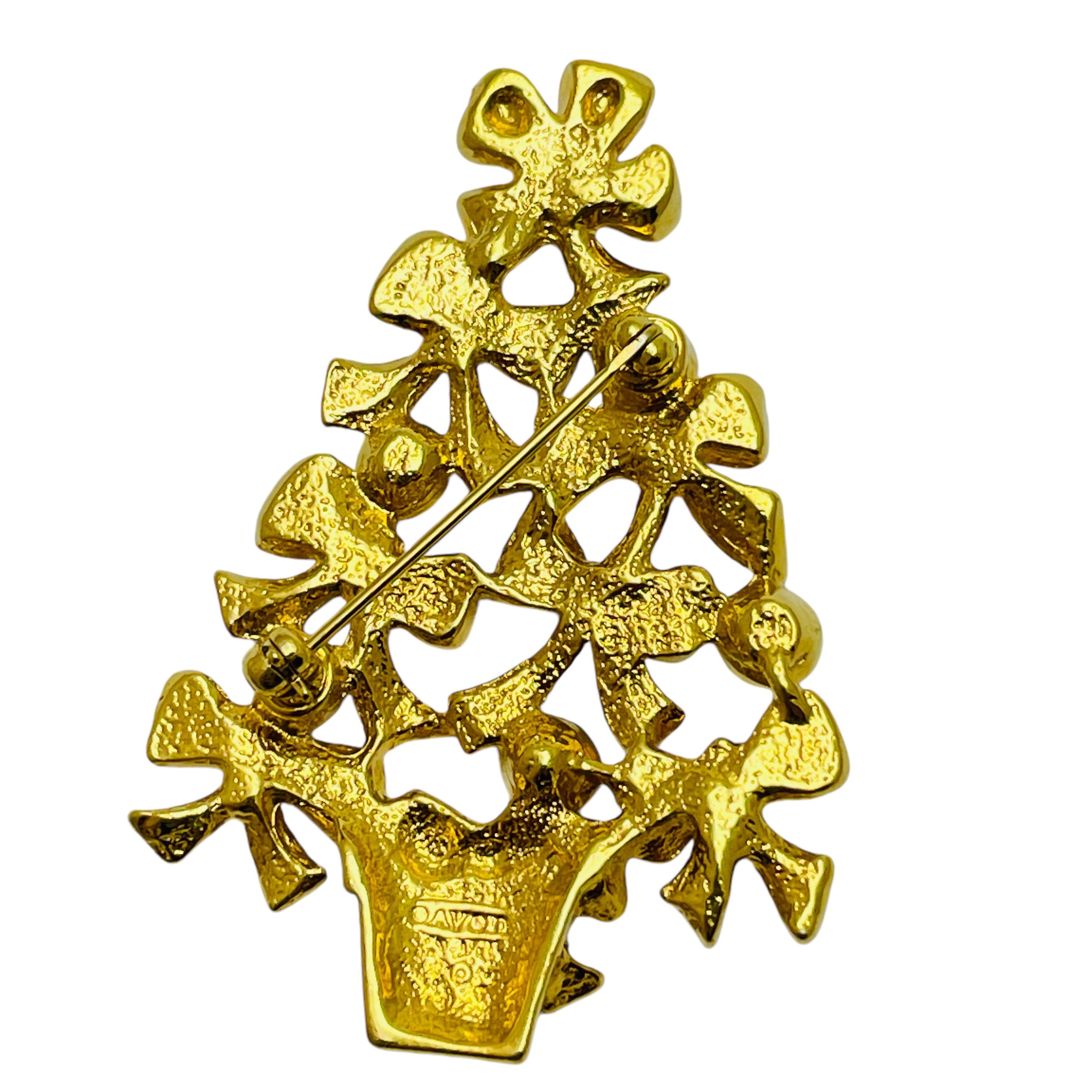 Vintage AVON signed gold tone rhinestone Christmas tree designer brooch In Good Condition For Sale In Palos Hills, IL