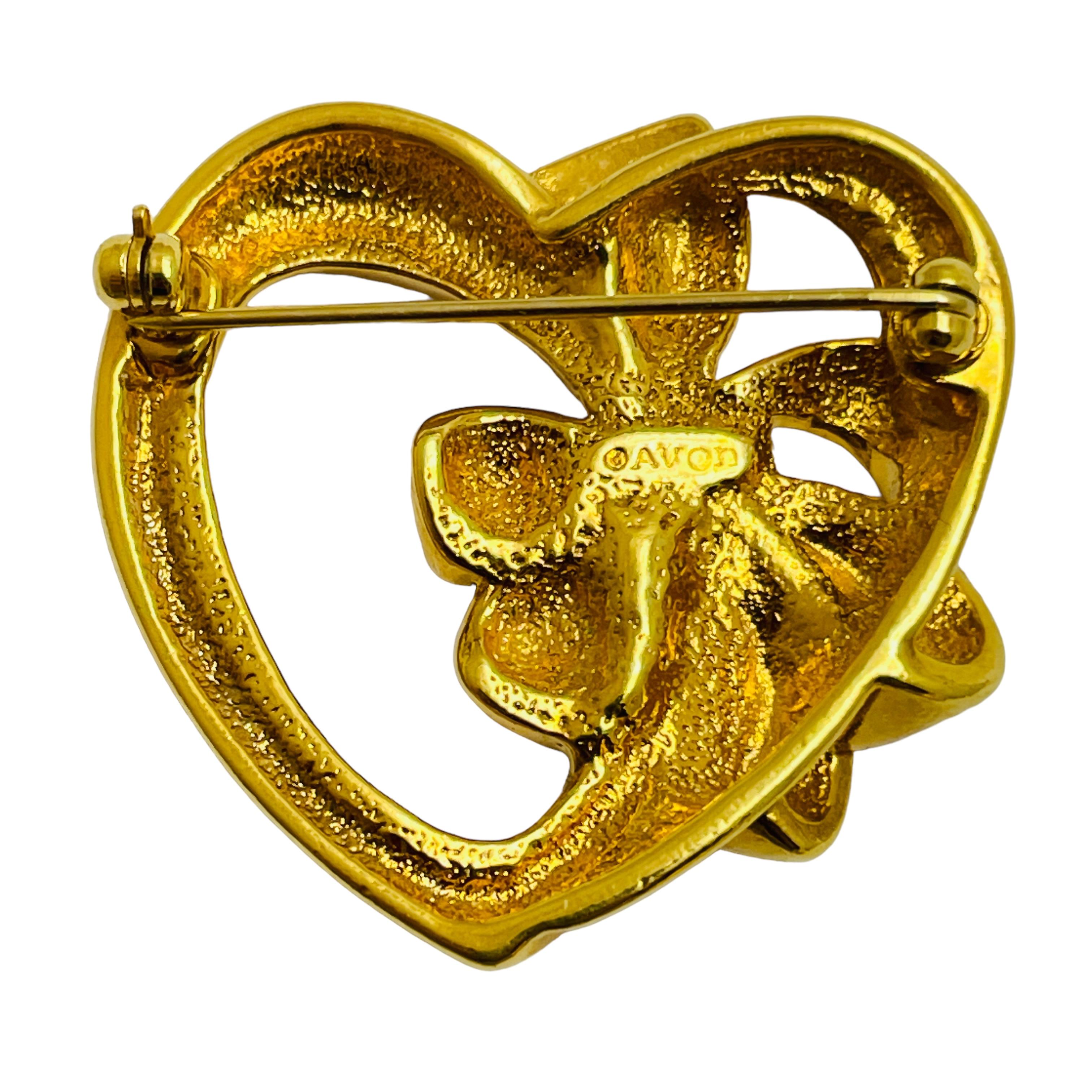 Vintage AVON signed gold tone rhinestone heart designer brooch In Good Condition For Sale In Palos Hills, IL