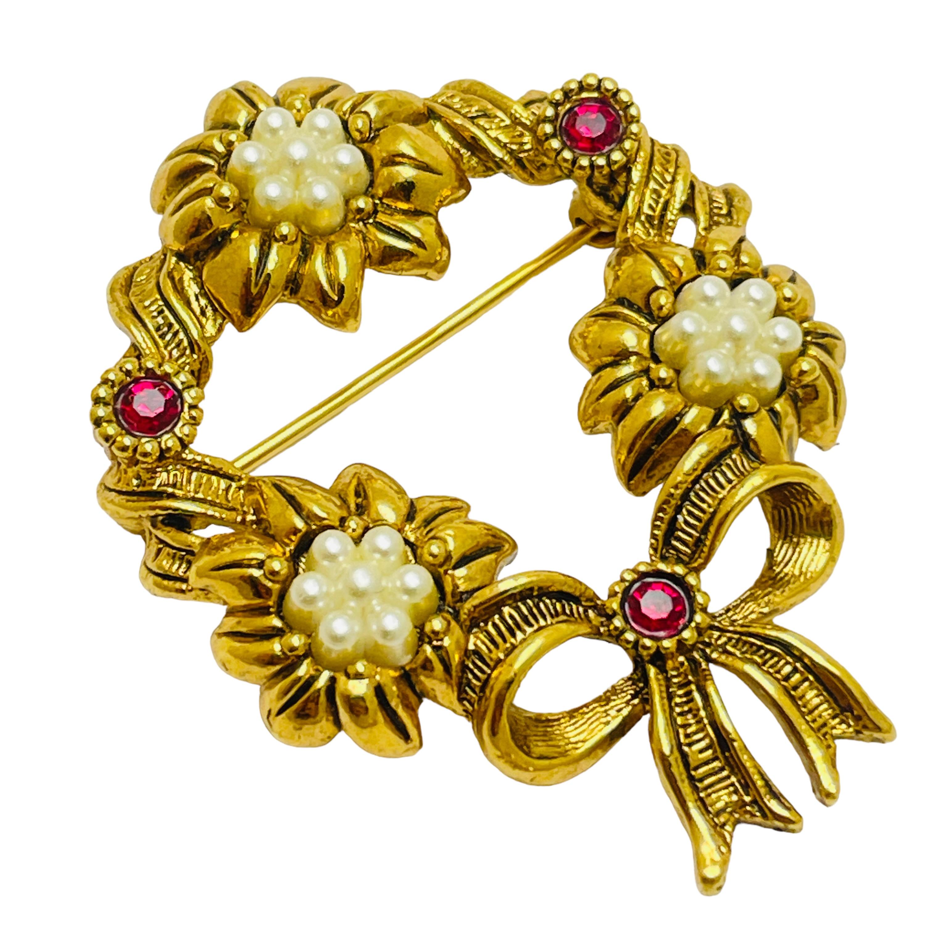 DETAILS

• signed AVON  

• gold tone with faux pearls and rhinestones 

• vintage designer brooch

MEASUREMENTS  

• 

CONDITION

•  very good vintage condition with minimal signs of wear 

 Sku 46

❤️❤️  VINTAGE DESIGNER JEWELRY ❤️❤️

❤️❤️ 