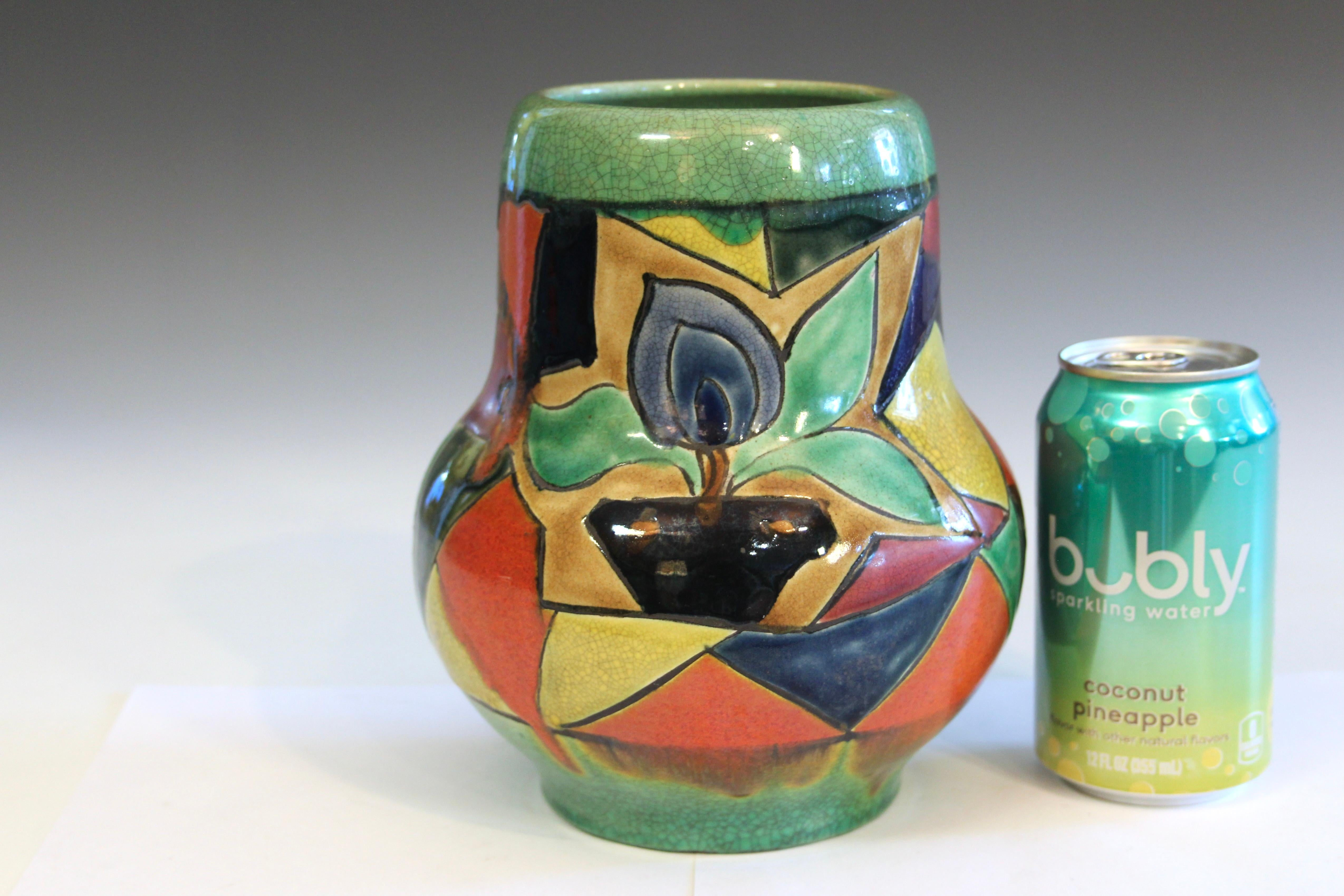 Vaso d'epoca in ceramica Awaji, risalente al 1930 circa, con un disegno frammentato in stile Art Déco che raffigura una pianta in vaso in fiore su un fondo di smalto crepla verde chiaro. La forma del vaso è modellata sulla classica forma Hu, che