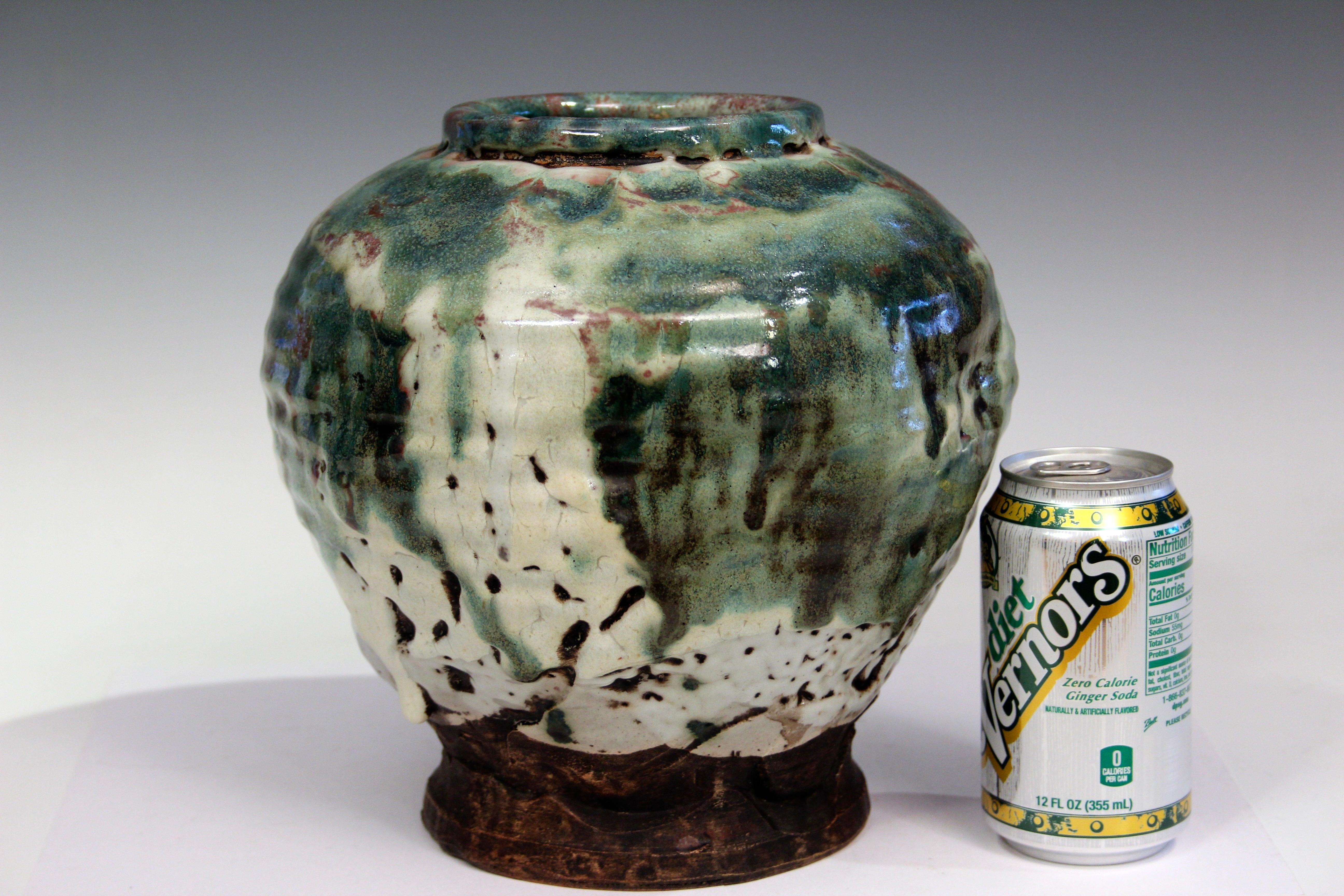 Grande vaso a goccia in Awaji Pottery con uno spesso smalto lavico multicolore sospeso sulla parte inferiore non smaltata del vaso. Marchio impresso a quattro caratteri sul lato della base. Il foro è stato riempito in modo professionale, come