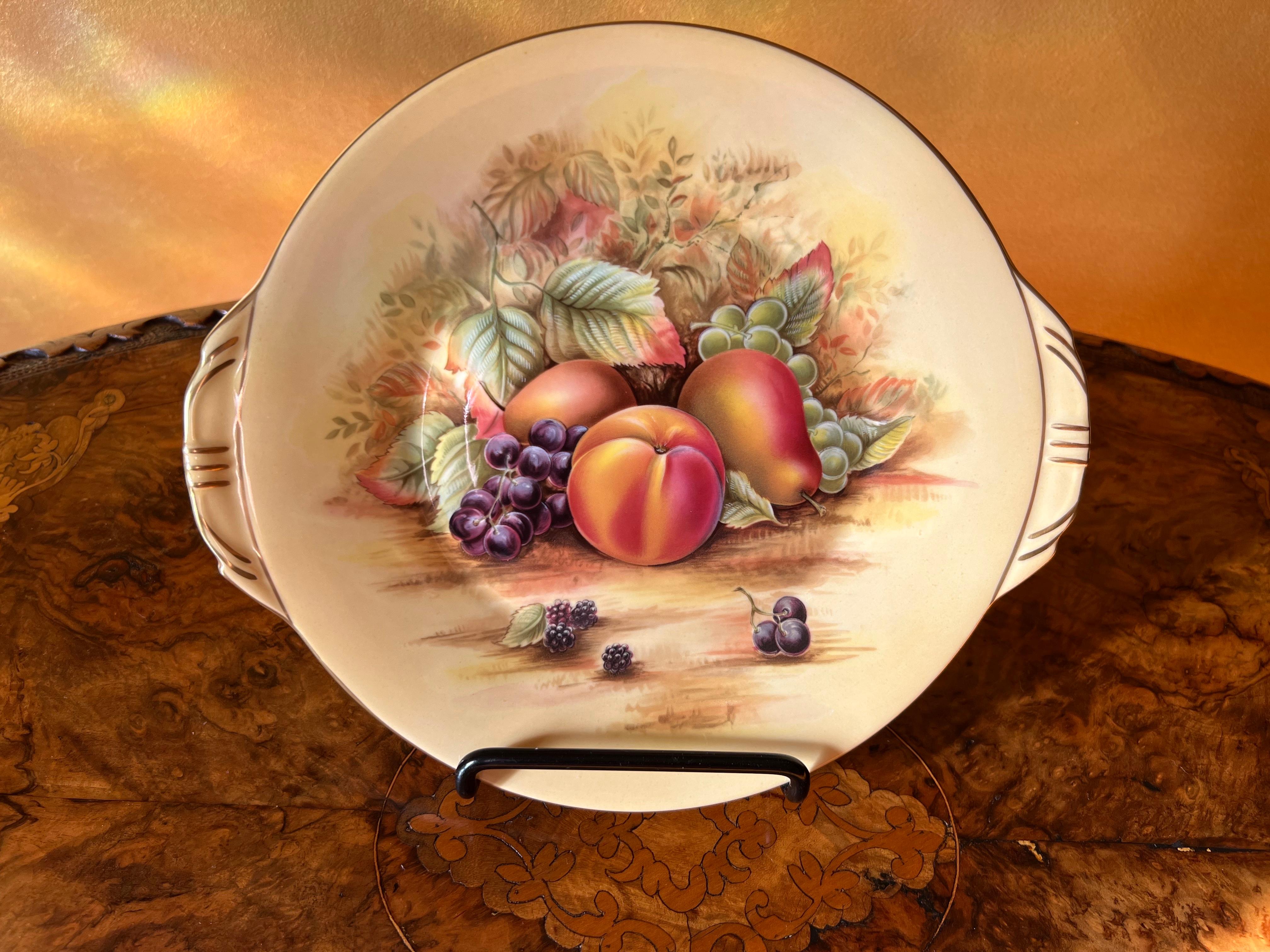 Fruit design print front, with gold edge time, side wings on plate.

Material: Bone China

Country of Origin: England

Measurements: 22.5cm width, 25cm length.
