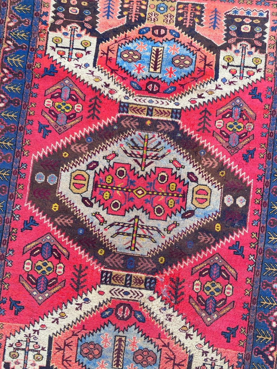 Magnifique tapis azerbaïdjanais du milieu du siècle avec un design caucasien et de belles couleurs, entièrement noué à la main avec du velours de laine sur une base de coton.

✨✨✨

