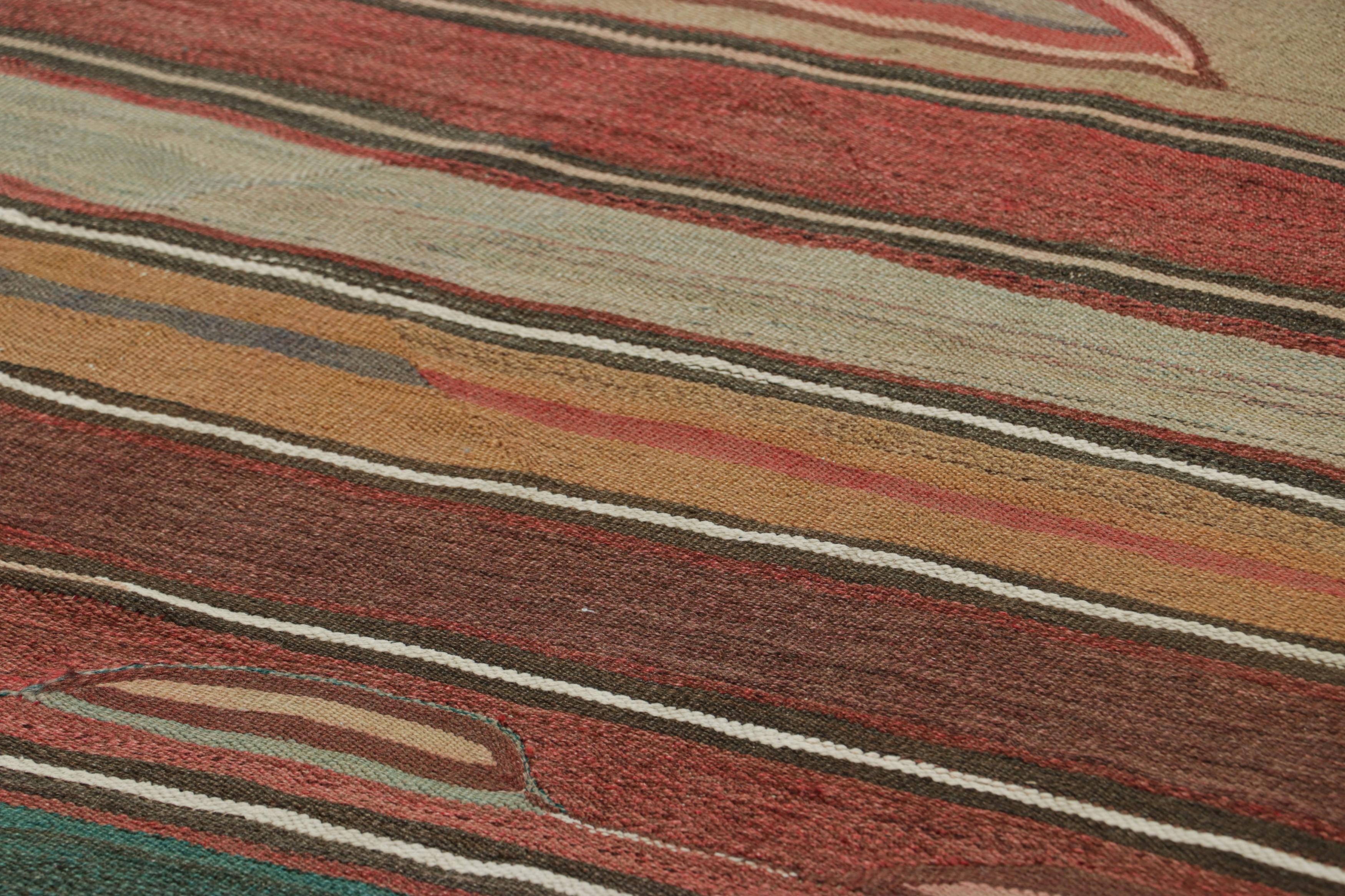 Dieser 6x8 große Vintage-Kilim wurde um 1940-1950 in Aserbaidschan aus handgewebter Wolle hergestellt und ist ein besonders leuchtendes und begehrtes Stück einer aufregenden neuen Kuration aus der Sammlung klassischer Kelims und Flachgewebe von Rug