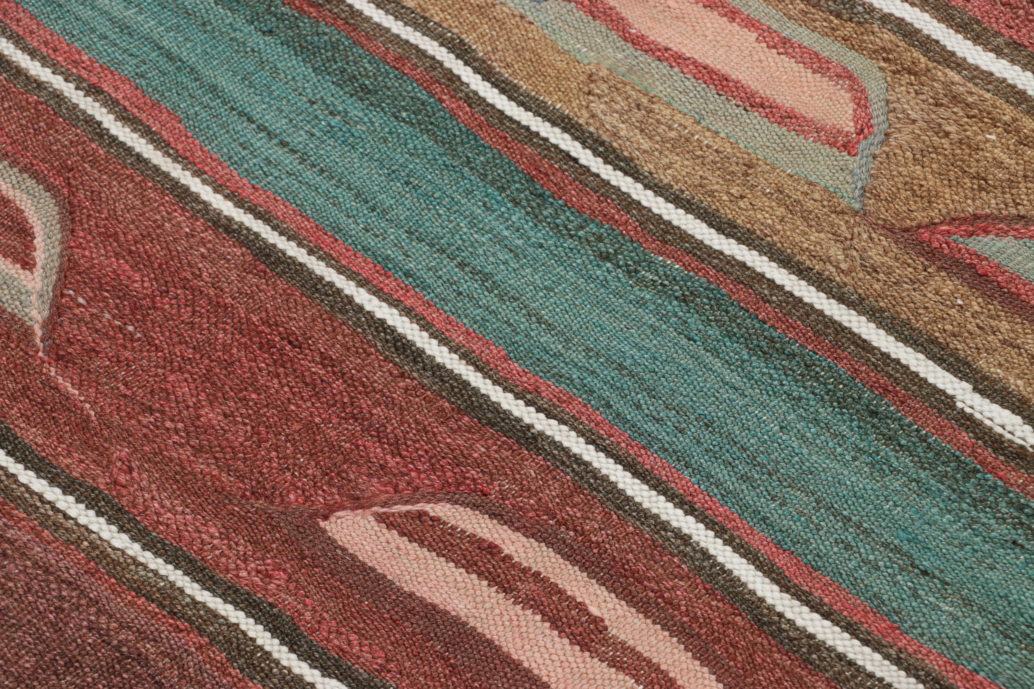 Dieser 5 x 7 große Vintage-Kilim wurde um 1940-1950 in Aserbaidschan aus handgewebter Wolle hergestellt und ist ein besonders leuchtendes und begehrtes Stück einer aufregenden neuen Kuration aus der Sammlung klassischer Kelims und Flachgewebe von