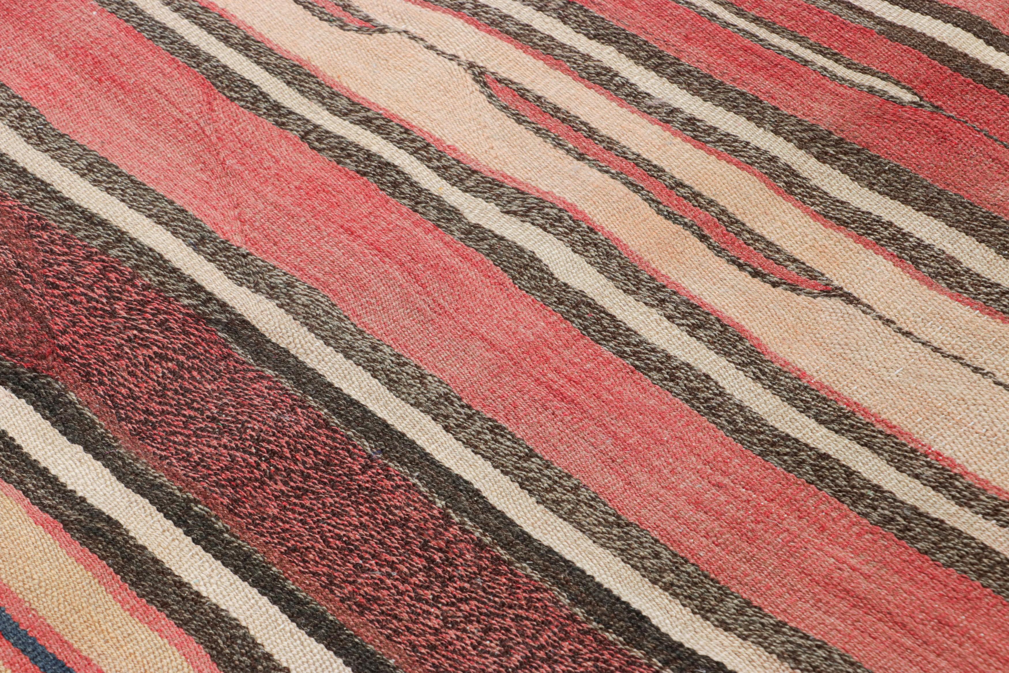 Fabriqué avec de la laine tissée à la main en Azerbaïdjan vers 1940-1950, ce Kilim vintage 6x7 est une œuvre particulièrement brillante et recherchée d'une nouvelle curation passionnante de la collection de Kilims classiques et de Flat Weaves de Rug