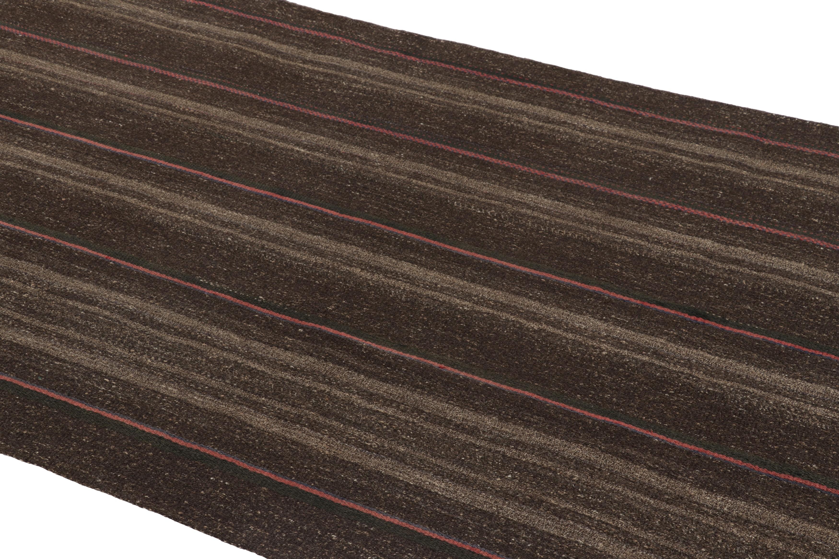 Dieser aserbaidschanische Vintage-Kilim im Format 5x9 aus handgewebtem Ziegenhaar (ca. 1950-1960) ist ein besonders leuchtendes und begehrtes Stück aus einer aufregenden neuen Kollektion von klassischen Kelims und Flachgeweben von Rug & Kilim.

Über