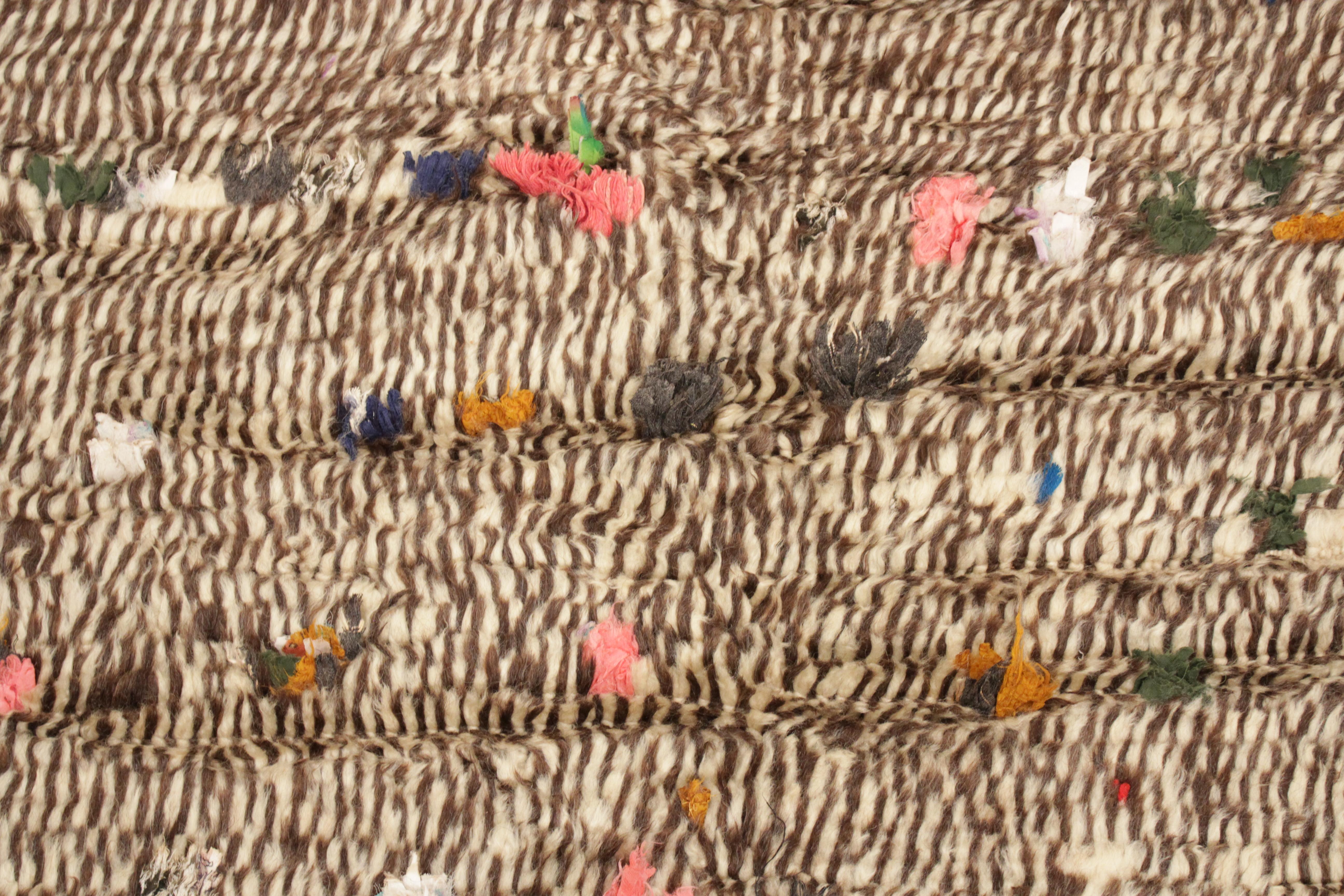 Marokkanischer Azilal-Berberteppich im Vintage-Stil mit Tierpelzmuster und gewebten Charms  (Handgeknüpft) im Angebot