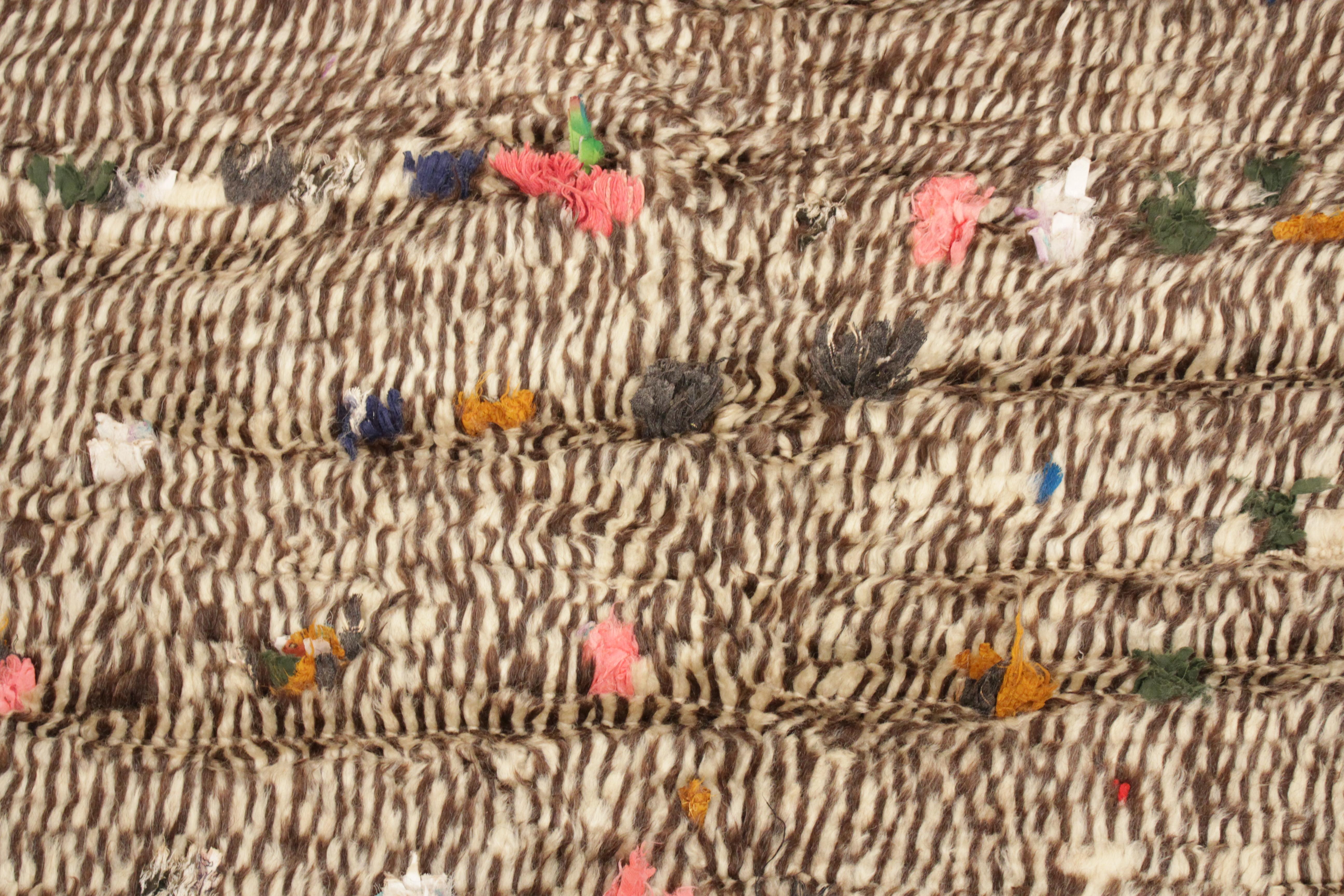 Marokkanischer Azilal-Berberteppich im Vintage-Stil mit Tierpelzmuster und gewebten Charms (Handgeknüpft) im Angebot