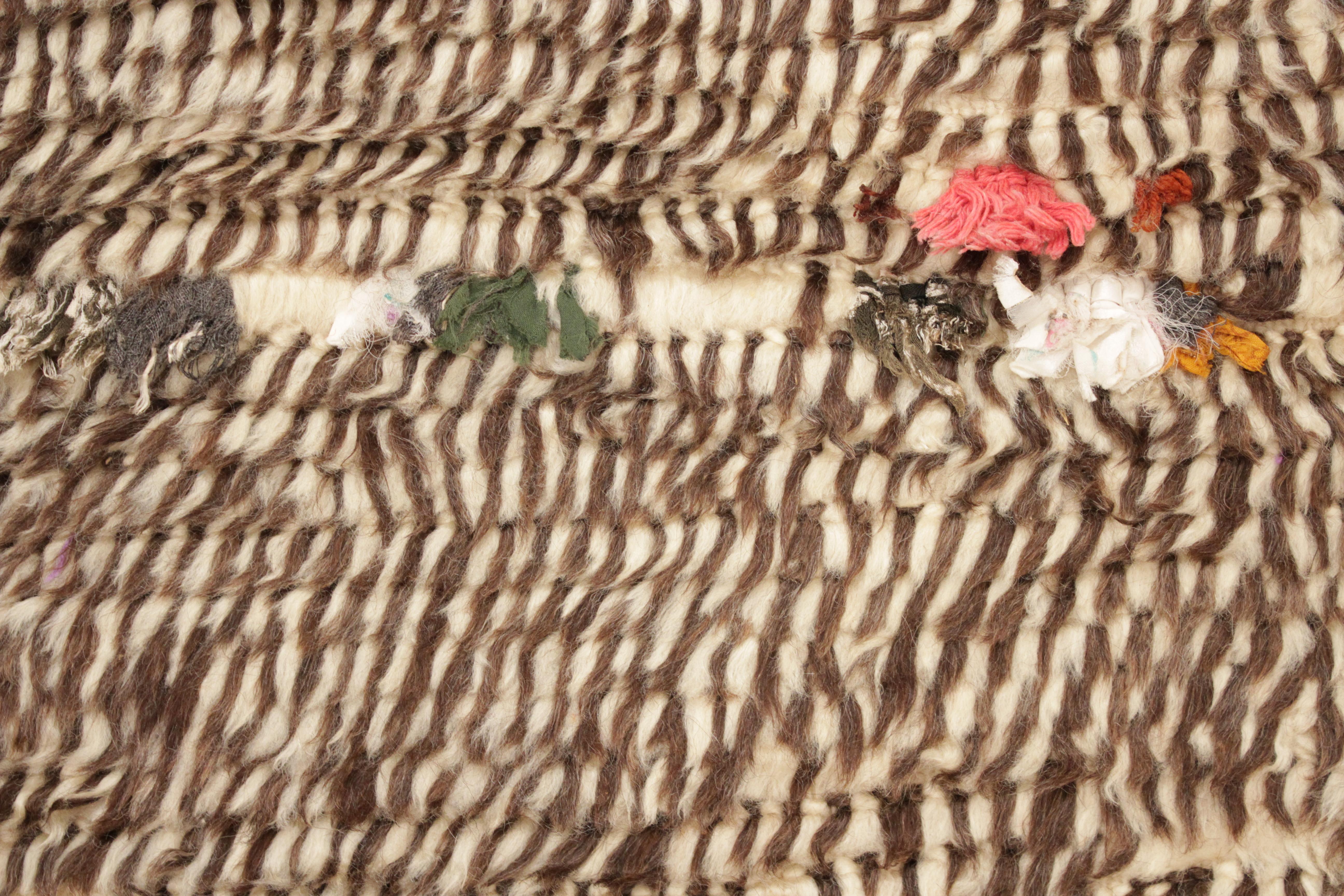 Marokkanischer Azilal-Berberteppich im Vintage-Stil mit Tierpelzmuster und gewebten Charms  (Wolle) im Angebot