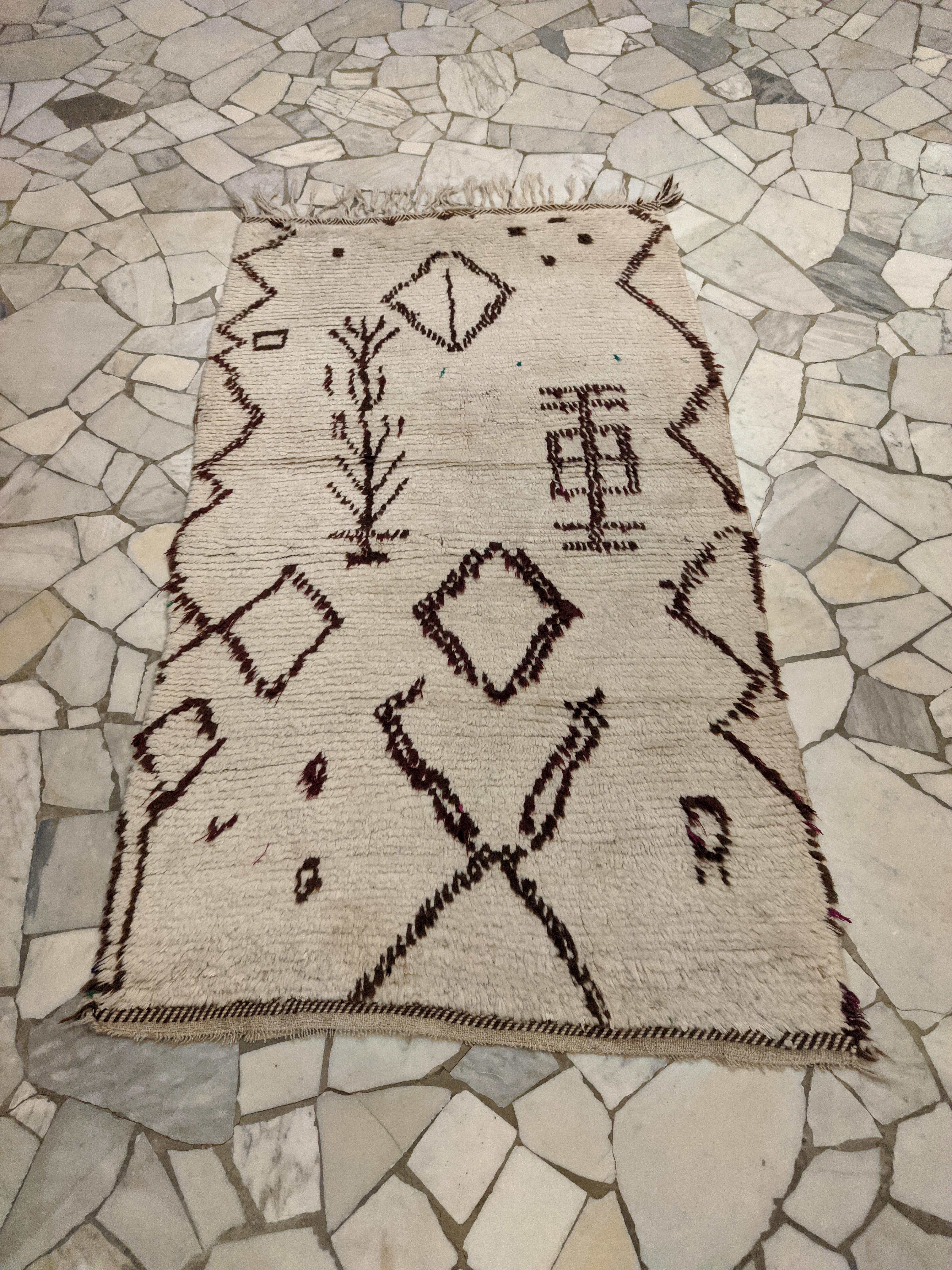 Vintage Azilal Moroccan Berber Rug In Excellent Condition In Milan, IT