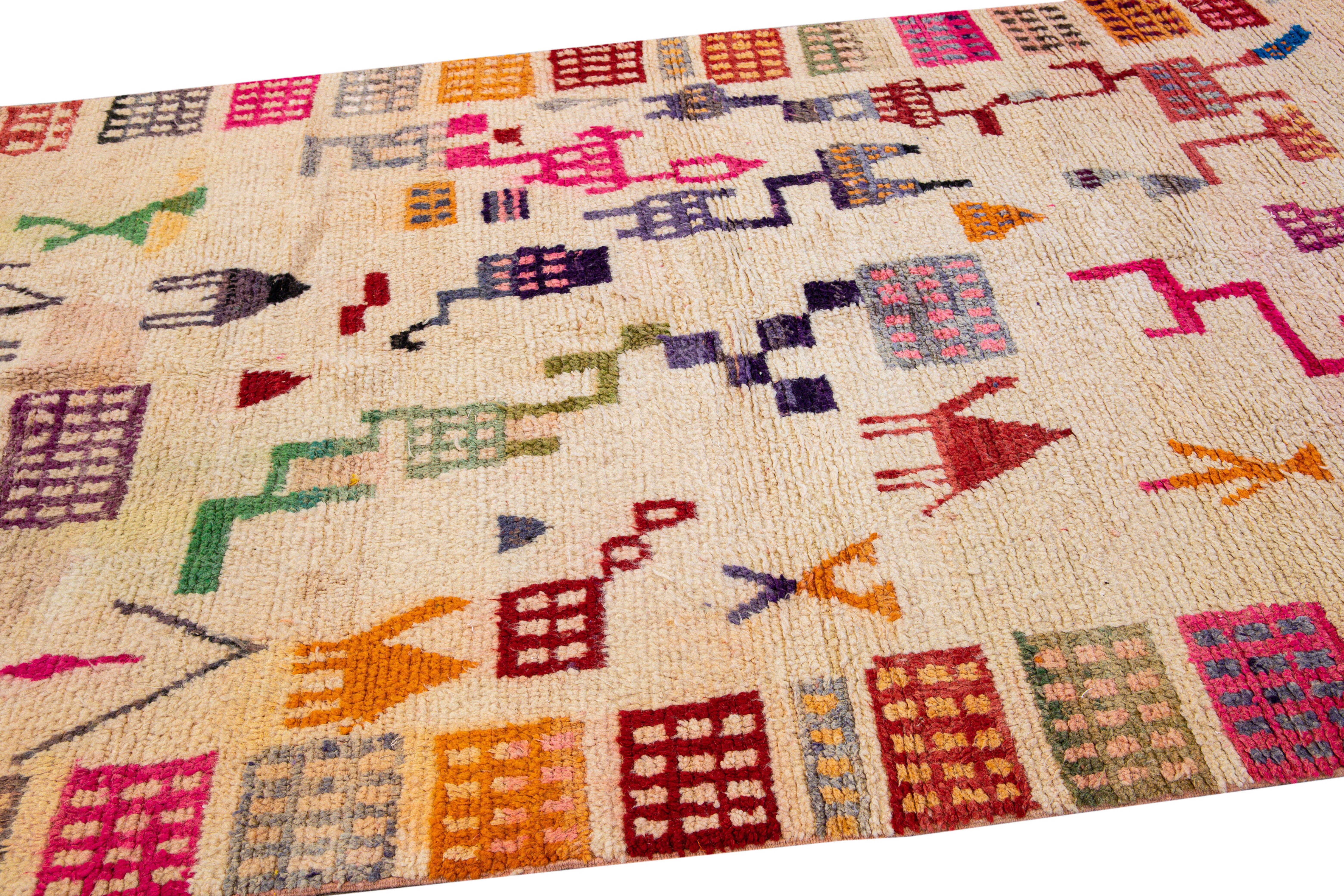 Noué à la main Tapis Azilal marocain vintage en laine beige fait à la main en vente