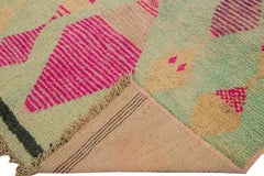 Alfombra marroquí vintage Azilal de lana verde con diseño geométrico de rombos rosas hecha a mano