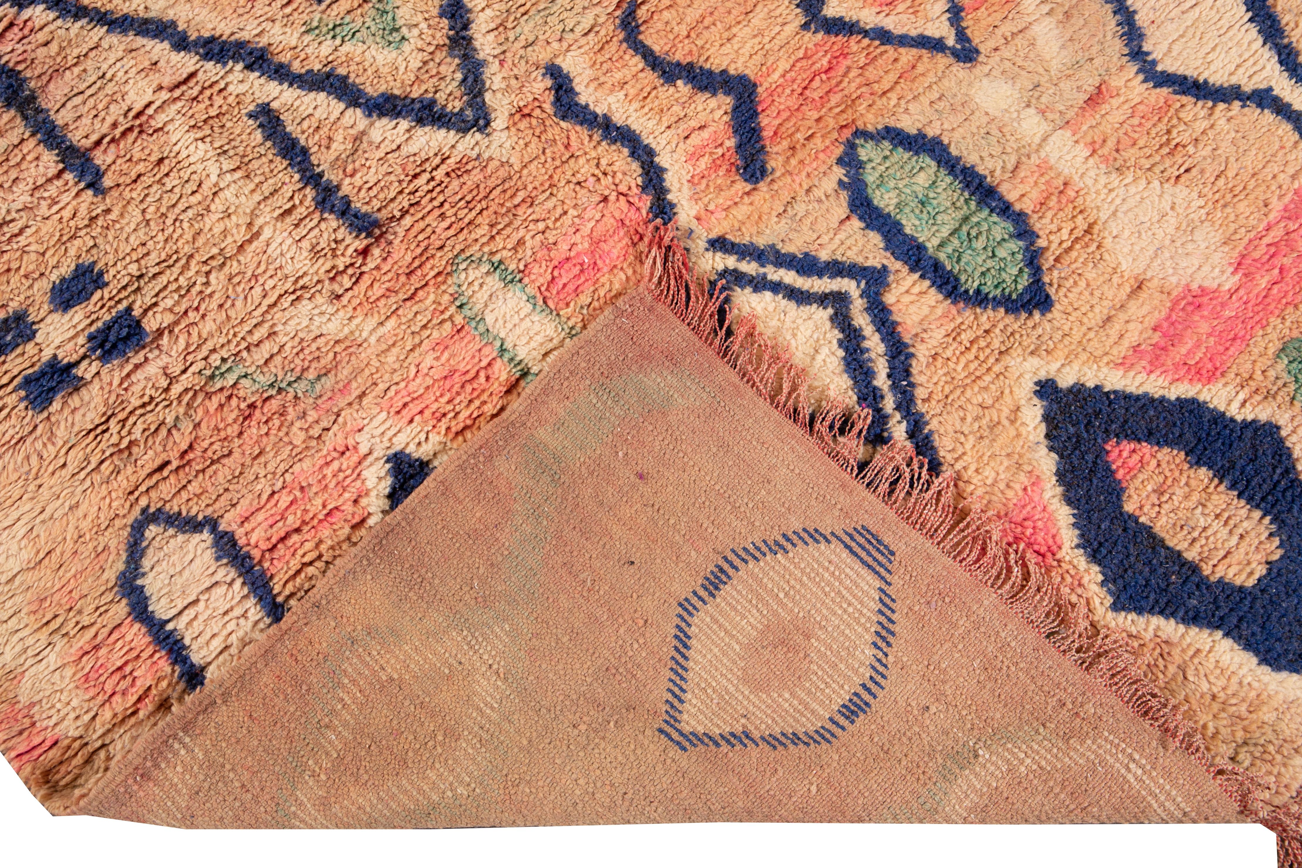 Magnifique tapis marocain Vintage Azilal en laine nouée à la main avec le champ de pêche. Ce tapis marocain a des accents multicolores dans des motifs abstraits all-over avec différents symboles berbères et des dessins à base géométrique.

Ce