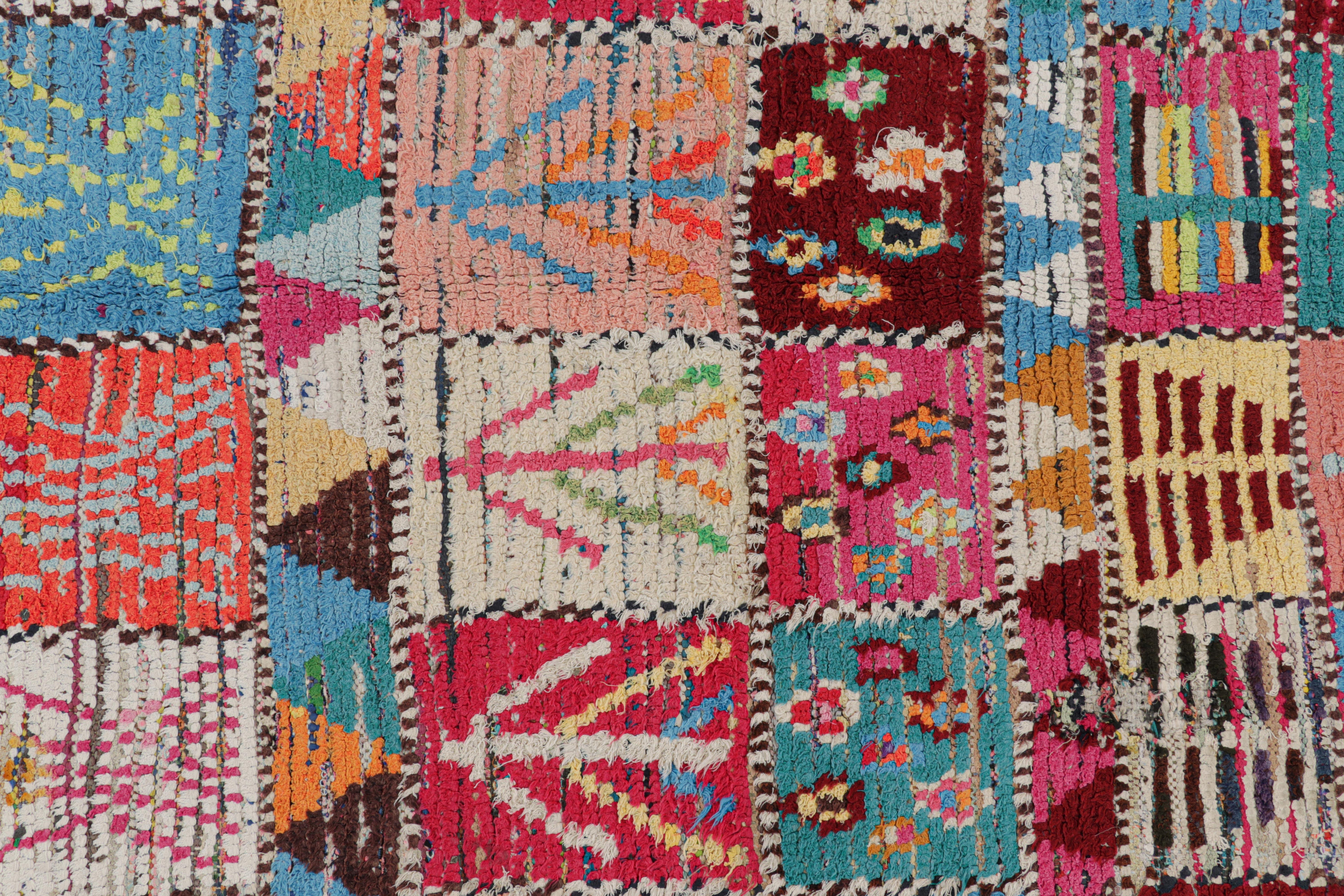 Vintage Azilal Marokkanischer Teppich mit bunten geometrischen Mustern, von Rug & Kilim (Handgeknüpft) im Angebot