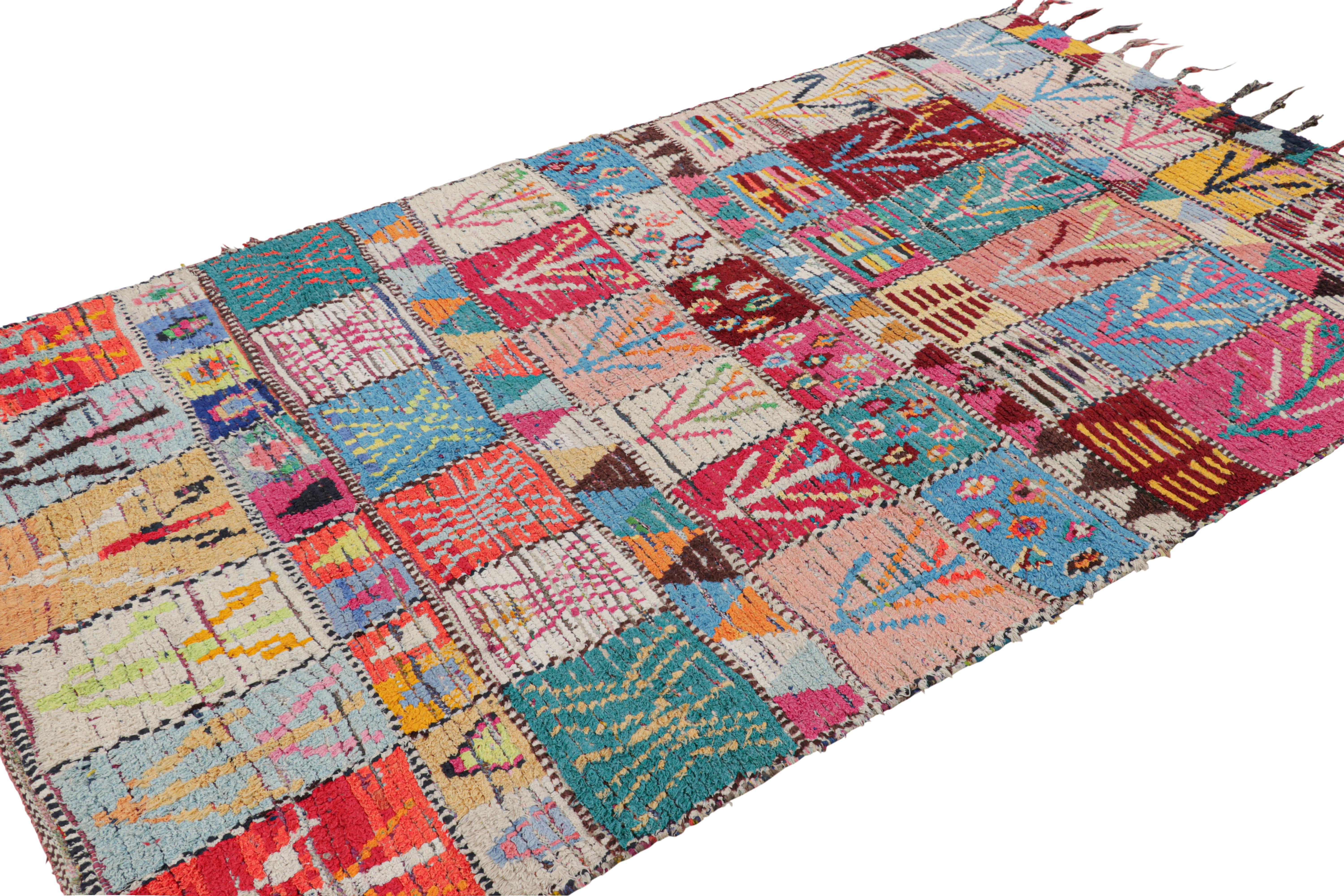 Vintage Azilal Marokkanischer Teppich mit bunten geometrischen Mustern, von Rug & Kilim im Zustand „Gut“ im Angebot in Long Island City, NY