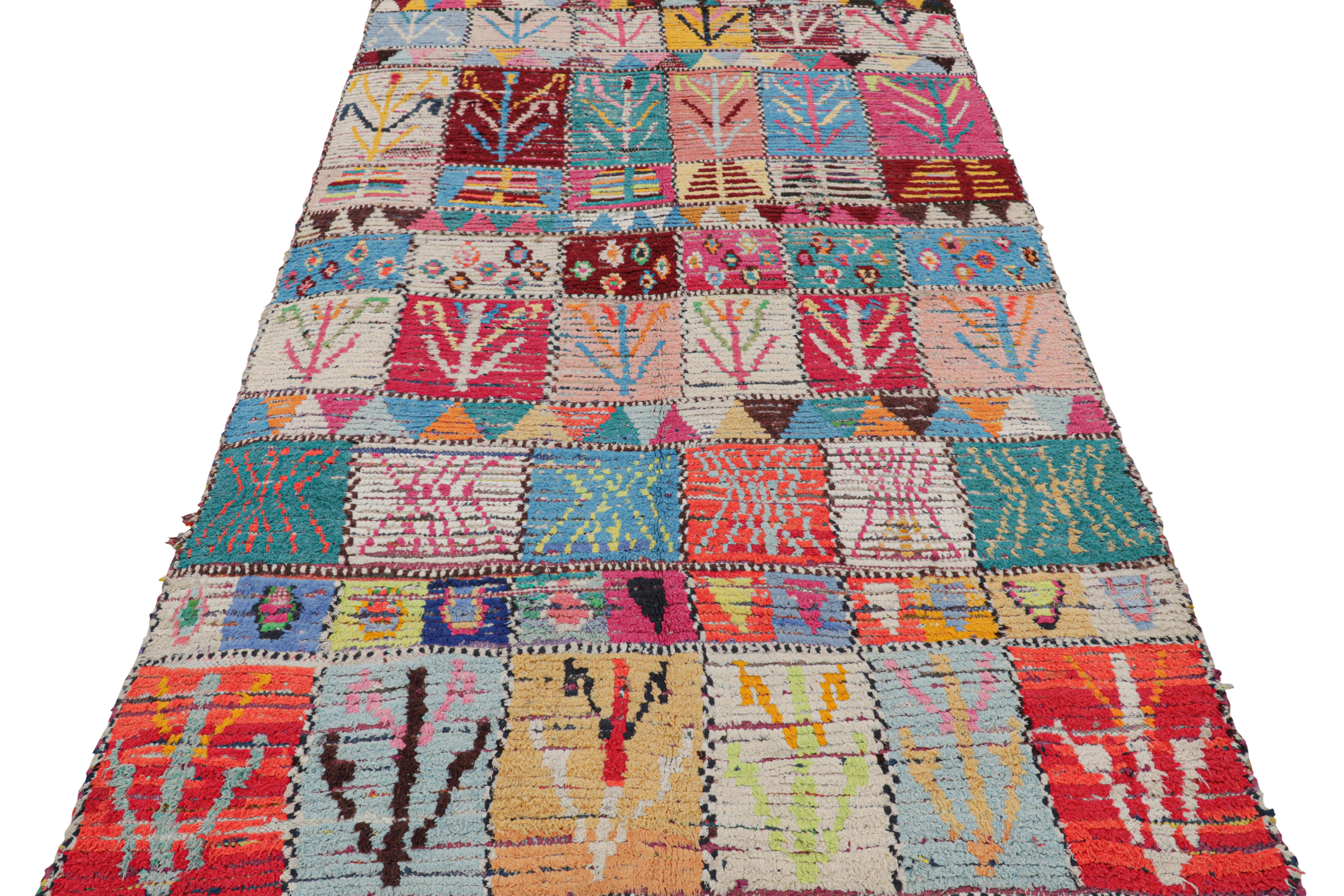 Vintage Azilal Marokkanischer Teppich mit bunten geometrischen Mustern, von Rug & Kilim (Mitte des 20. Jahrhunderts) im Angebot