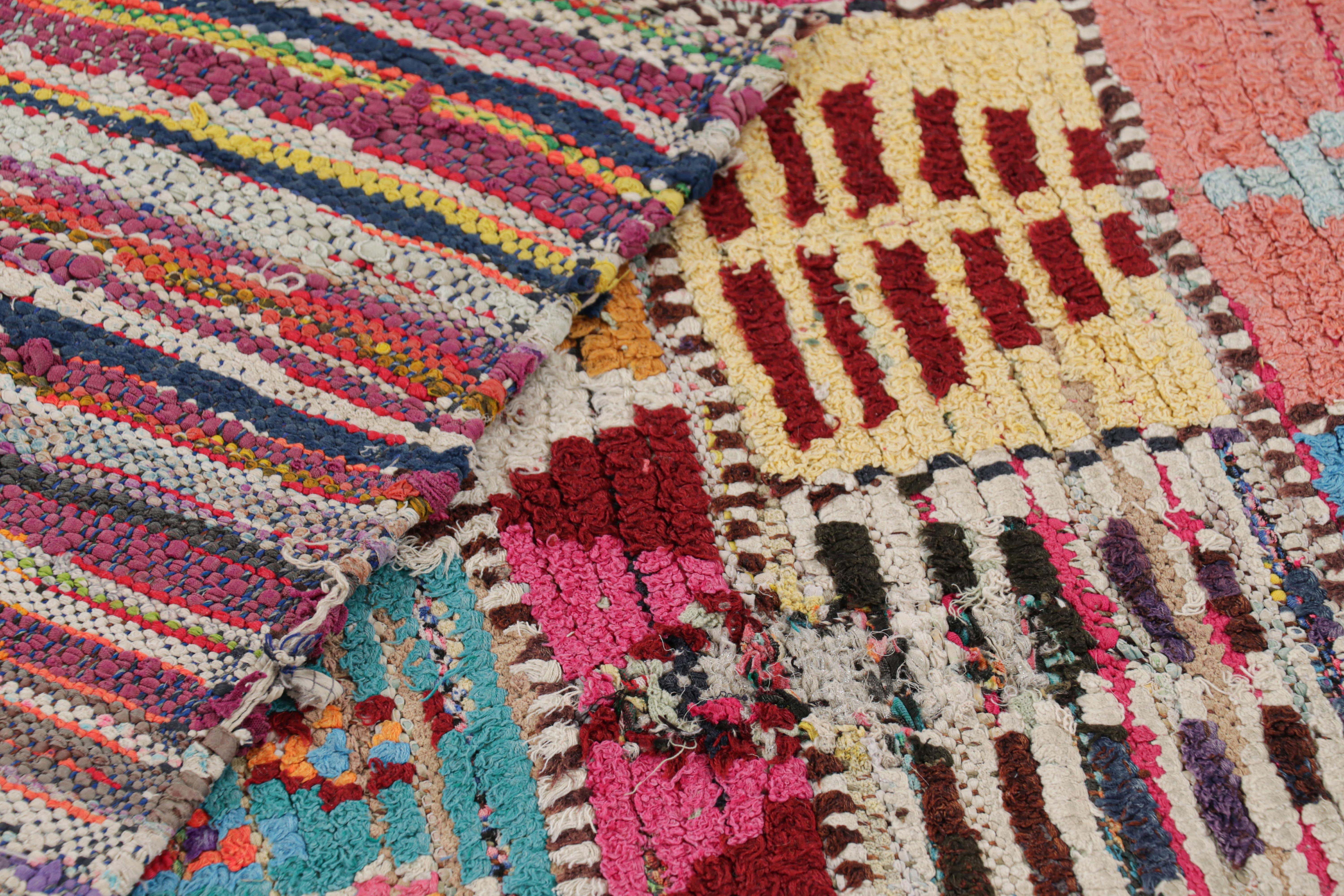 Vintage Azilal Marokkanischer Teppich mit bunten geometrischen Mustern, von Rug & Kilim im Angebot 1
