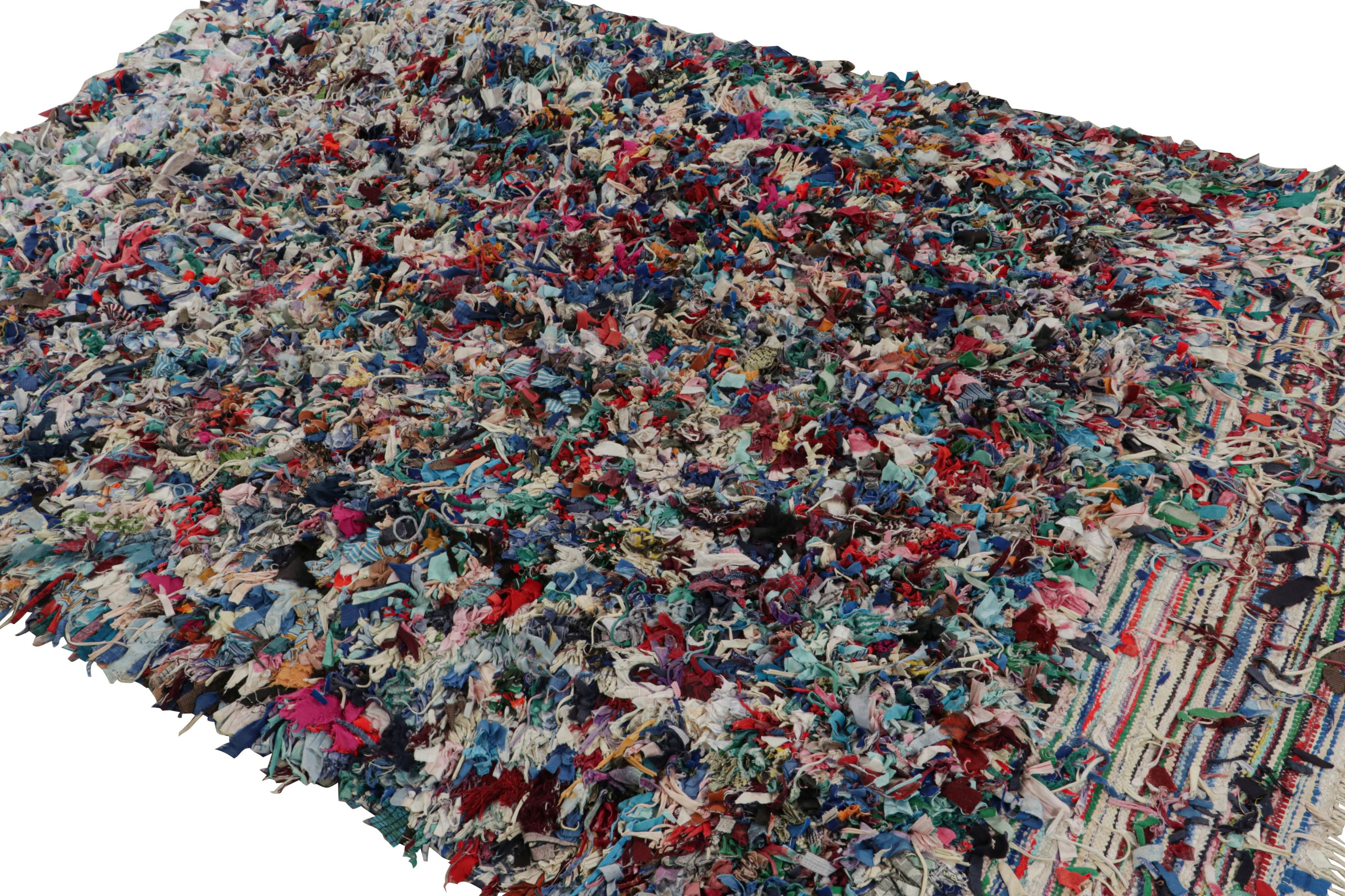 Anudada a mano en tela hacia 1950-1960, se cree que esta alfombra marroquí Boucherouite vintage de 7x9 procede de la tribu Azilal. 

Sobre el diseño: 

Esta alfombra goza de un pelo shag policromático. Los ojos agudos observarán además una textura