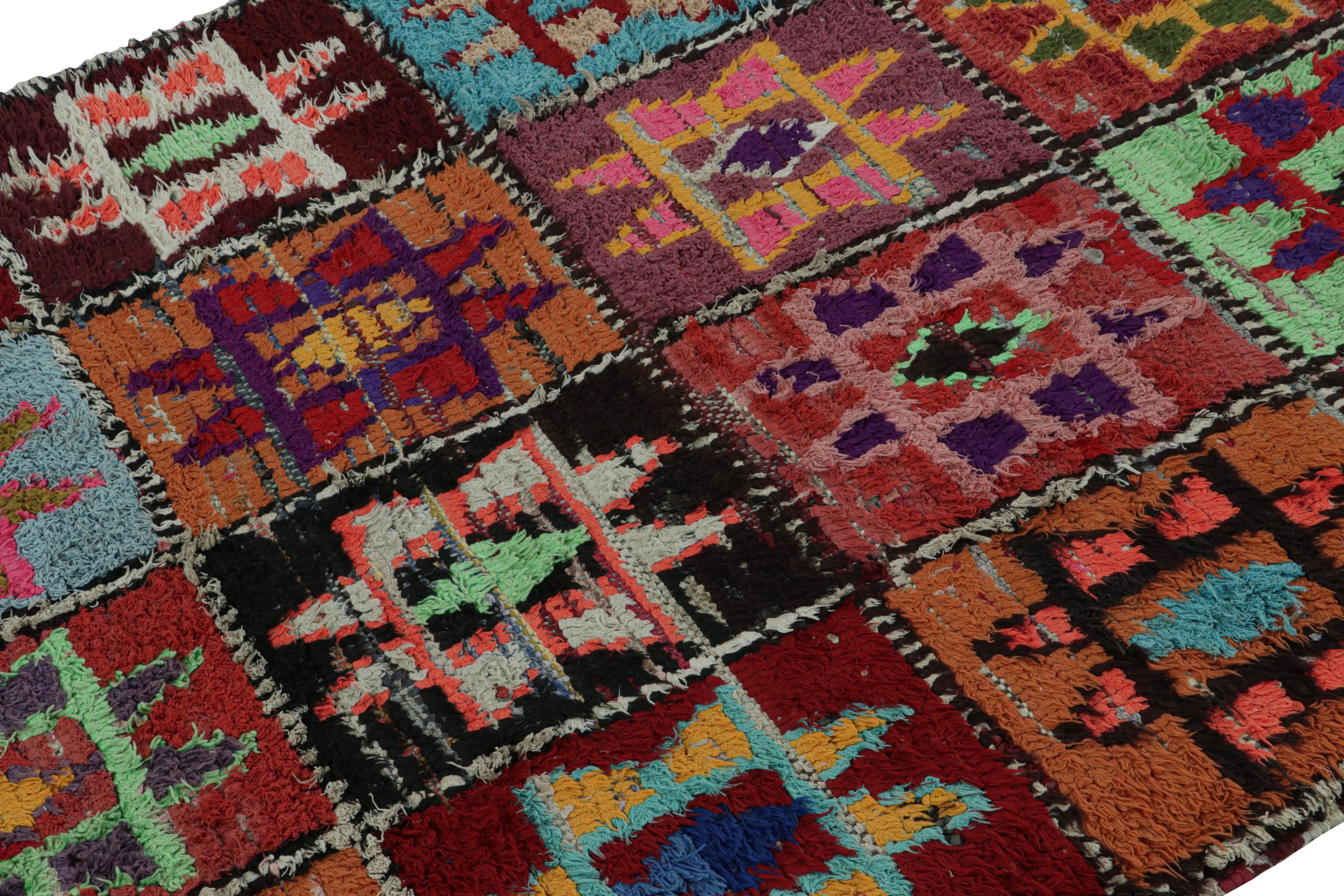 Marokkanischer Azilal-Teppich im Vintage-Stil mit polychromen, geometrischen Mustern von Rug & Kilim (Handgeknüpft) im Angebot