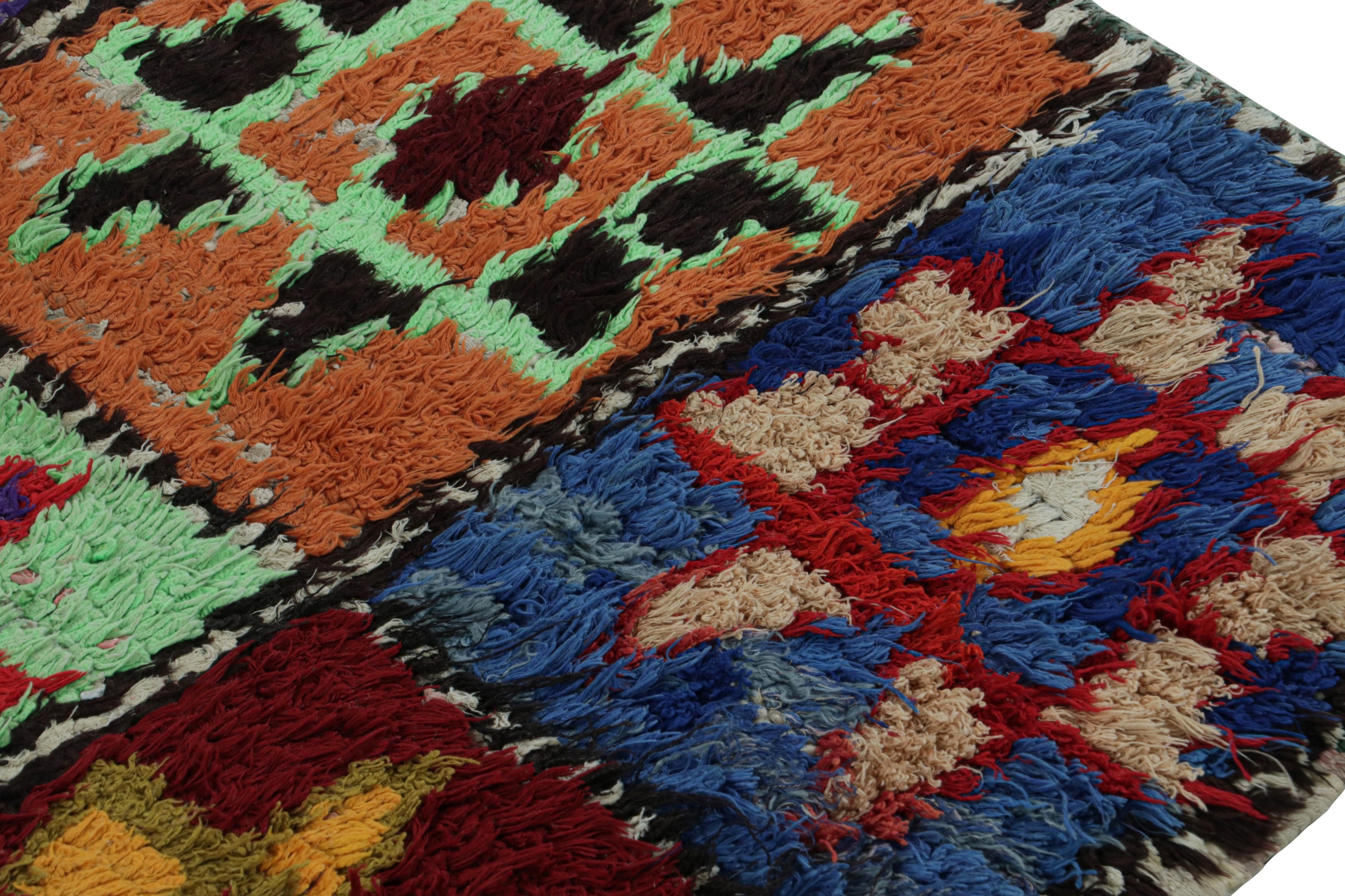 Marokkanischer Azilal-Teppich im Vintage-Stil mit polychromen, geometrischen Mustern von Rug & Kilim im Zustand „Gut“ im Angebot in Long Island City, NY