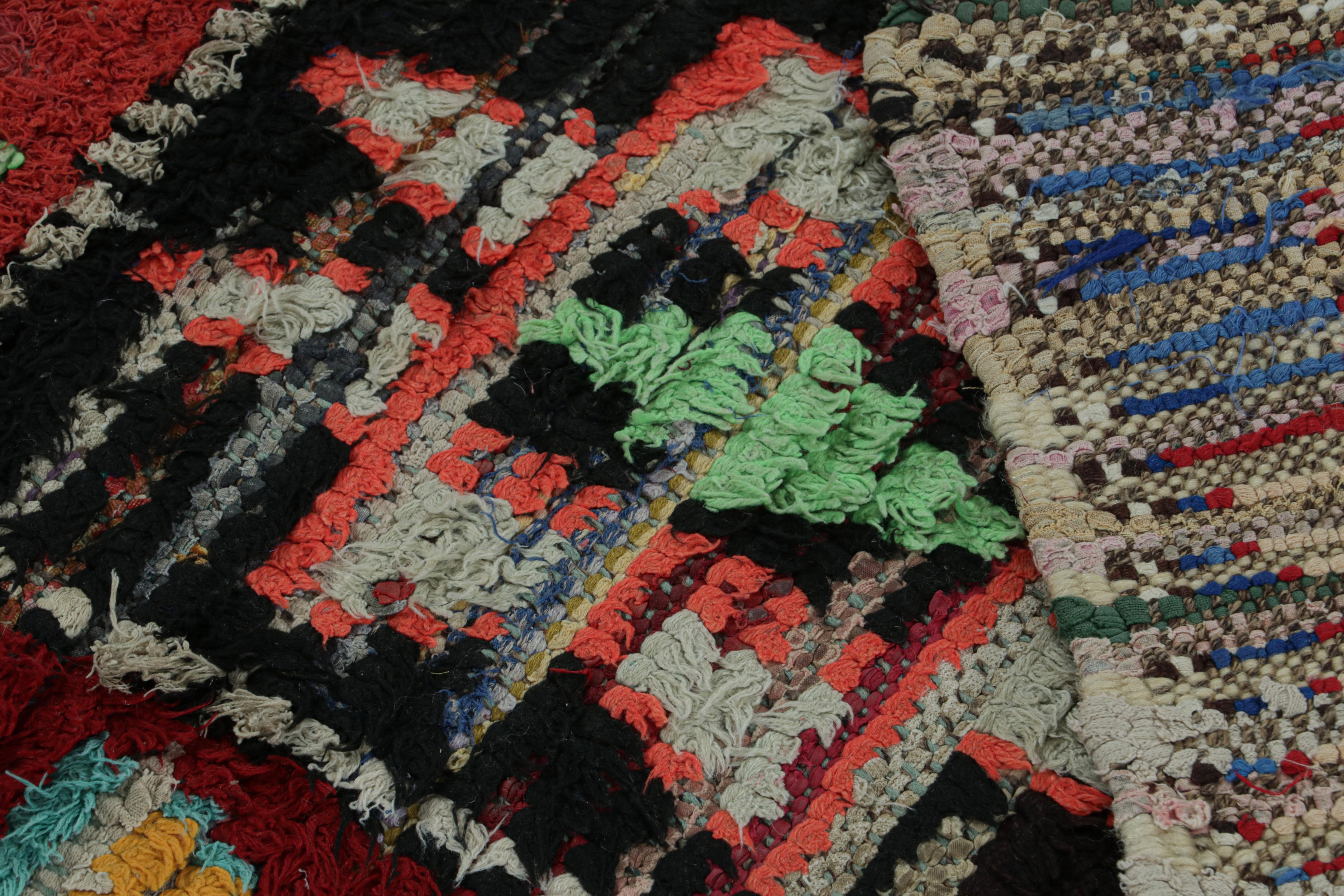 Marokkanischer Azilal-Teppich im Vintage-Stil mit polychromen, geometrischen Mustern von Rug & Kilim (Wolle) im Angebot