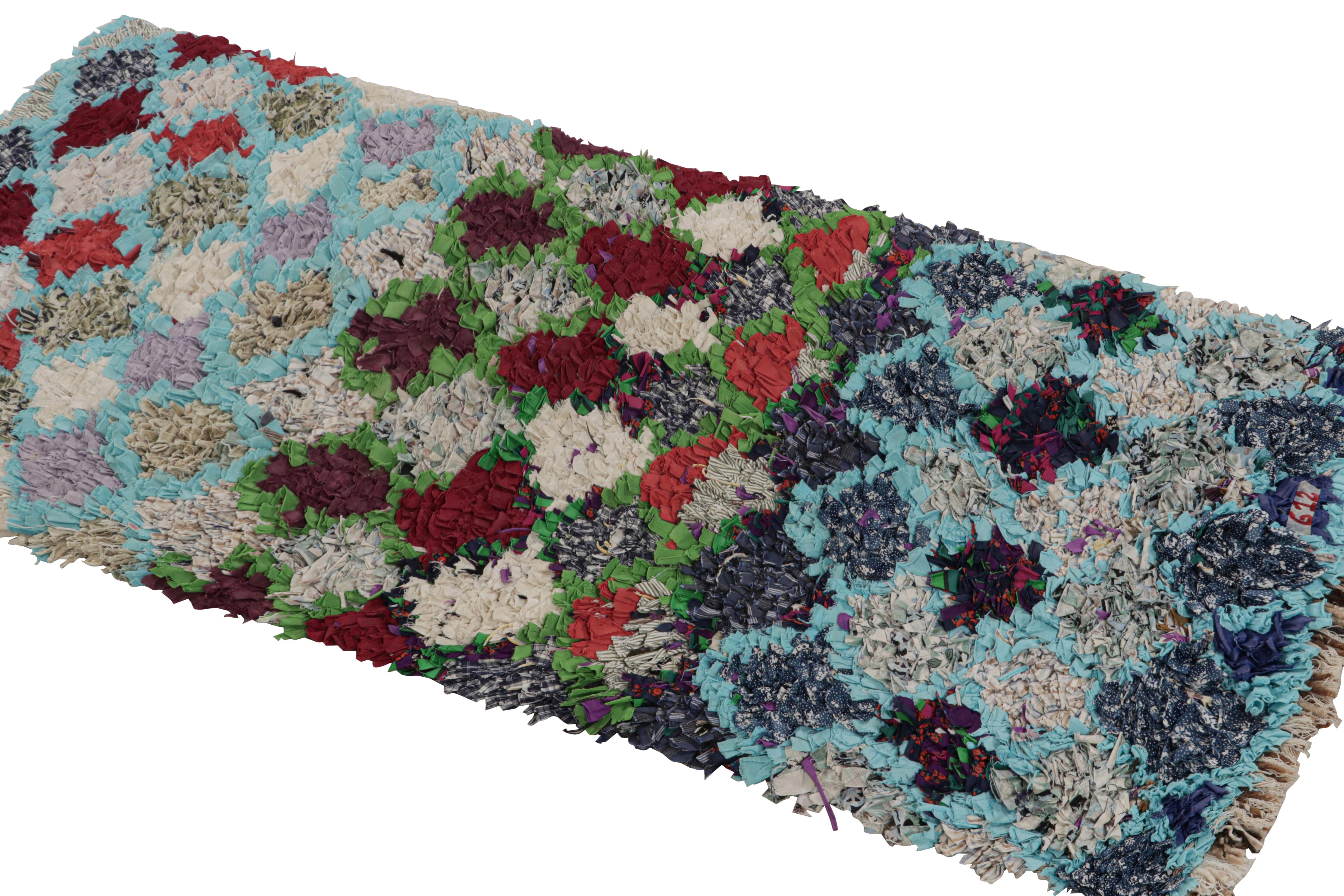 Noué à la main en tissu vers 1950-1960, ce tapis boucherouite marocain vintage de 2x6 est censé provenir de la tribu Azilal. 

Sur le Design : 

Ce tapis présente un jeu intéressant de tons rouges, bleus, verts et gris dans les motifs géométriques.