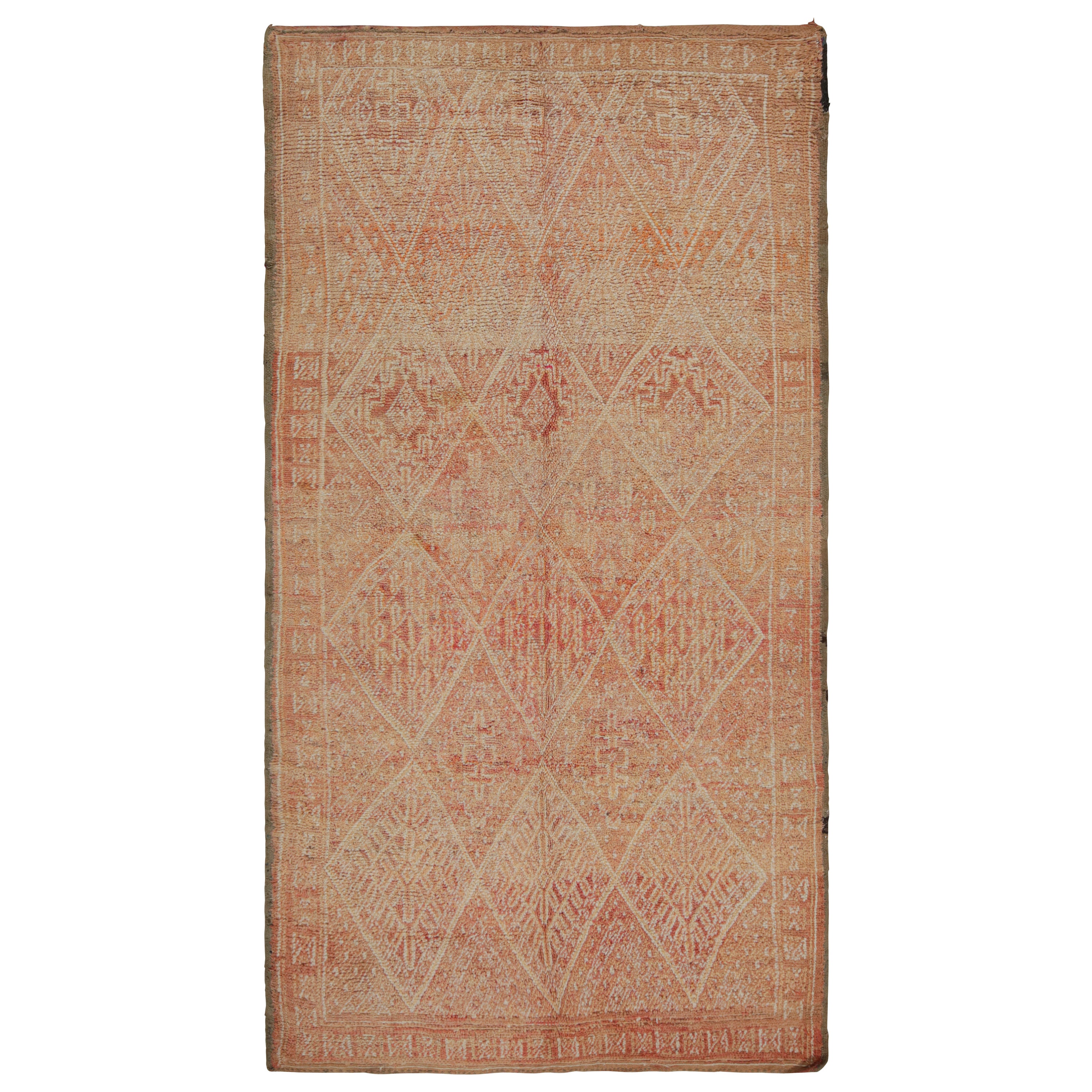 Tappeto marocchino Azilal vintage con motivi rossi, arancioni e bianchi di Rug & Kilim in vendita