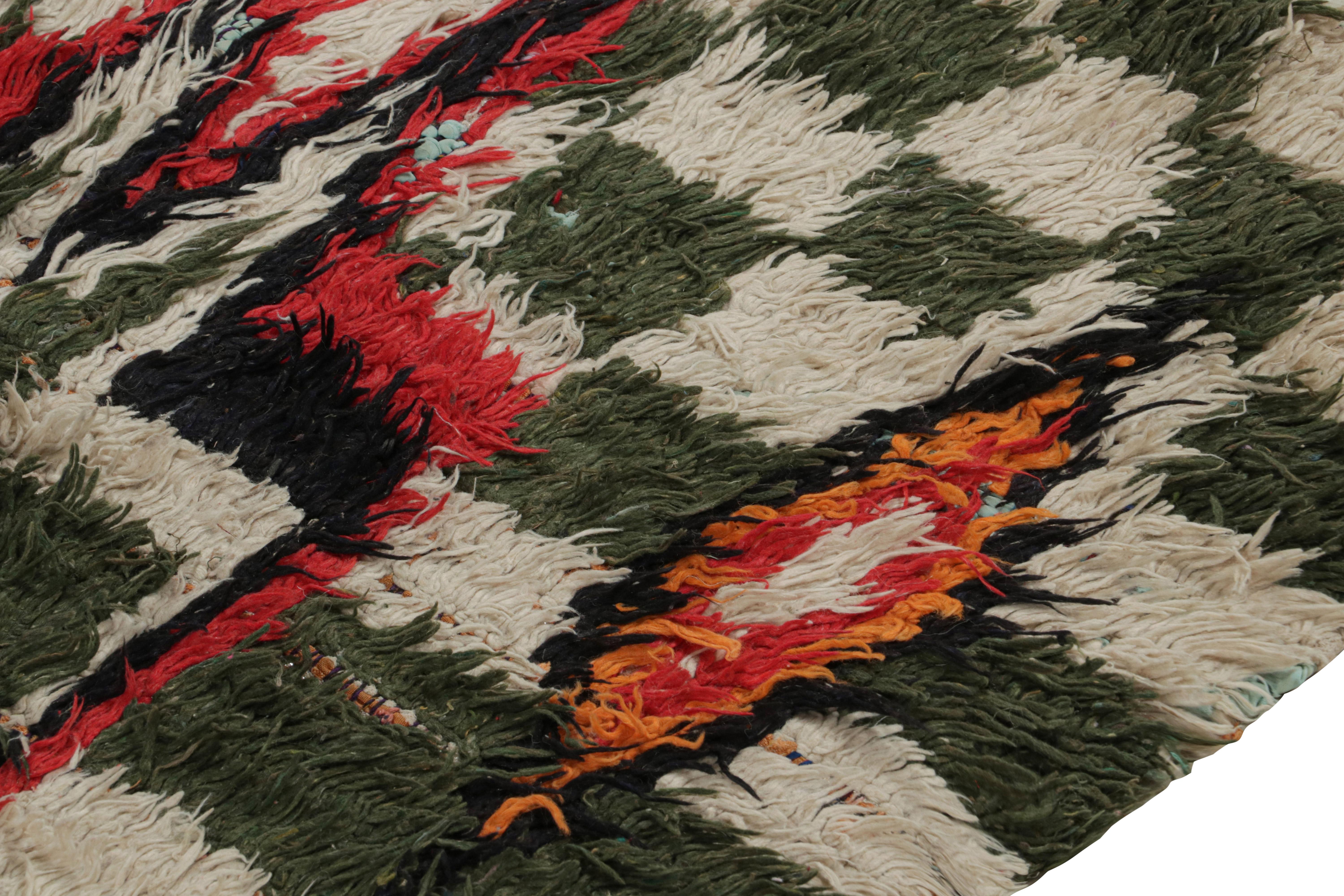 Azilal Marokkanischer Vintage-Läufer und Boucherouit-Teppich aus Boucherouit von Rug & Kilim im Zustand „Gut“ im Angebot in Long Island City, NY