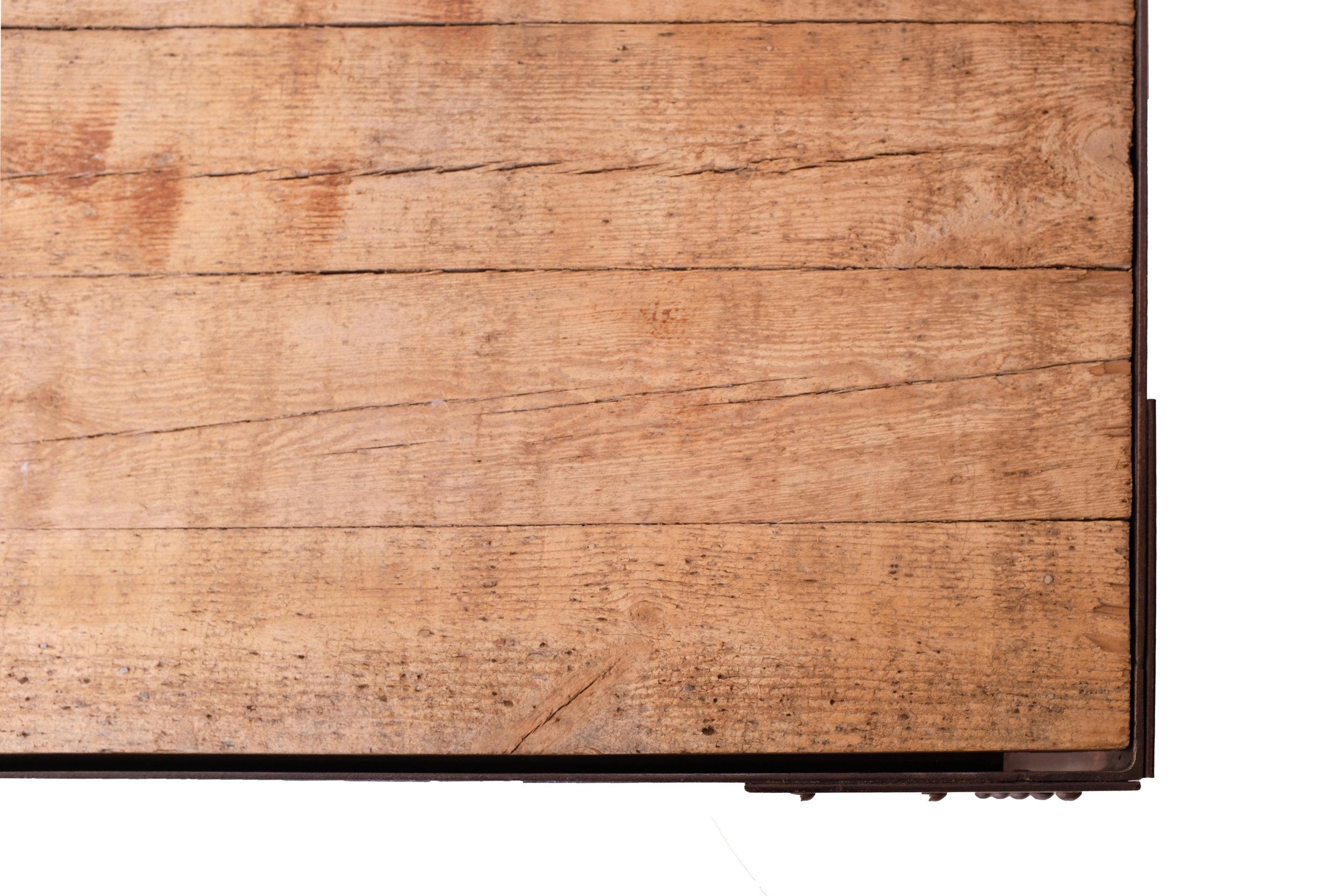 D'esprit industriel avec une touche de charme rustique, cette table basse à cadre métallique présente un plateau en bois d'azobé associé à une base en fer rouillé. Les détails des rivets ajoutent du caractère et de la texture. Une pièce durable qui