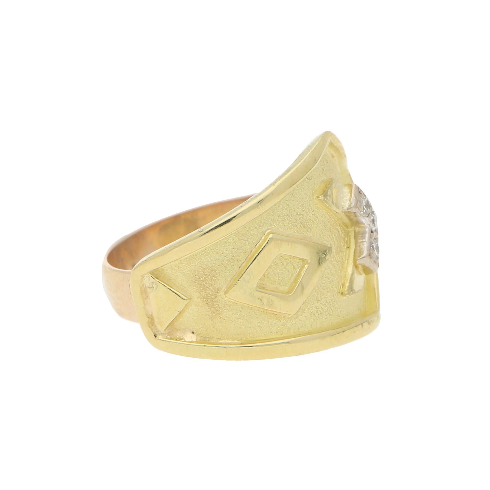 Azteken-/etruskischer Diamant-Ring aus 18 Karat Gelbgold (Rundschliff) im Angebot