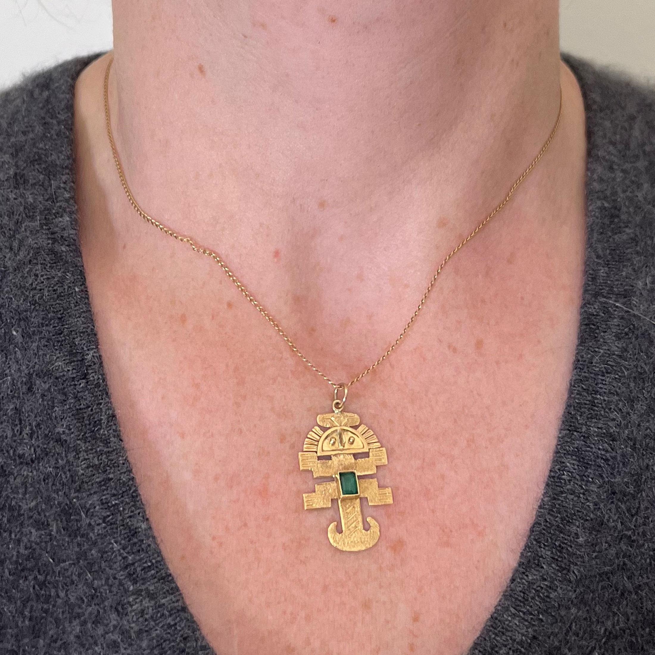 Vintage Aztec Inca God Icon 18K Yellow Gold Emerald Charm Pendant In Good Condition For Sale In London, GB