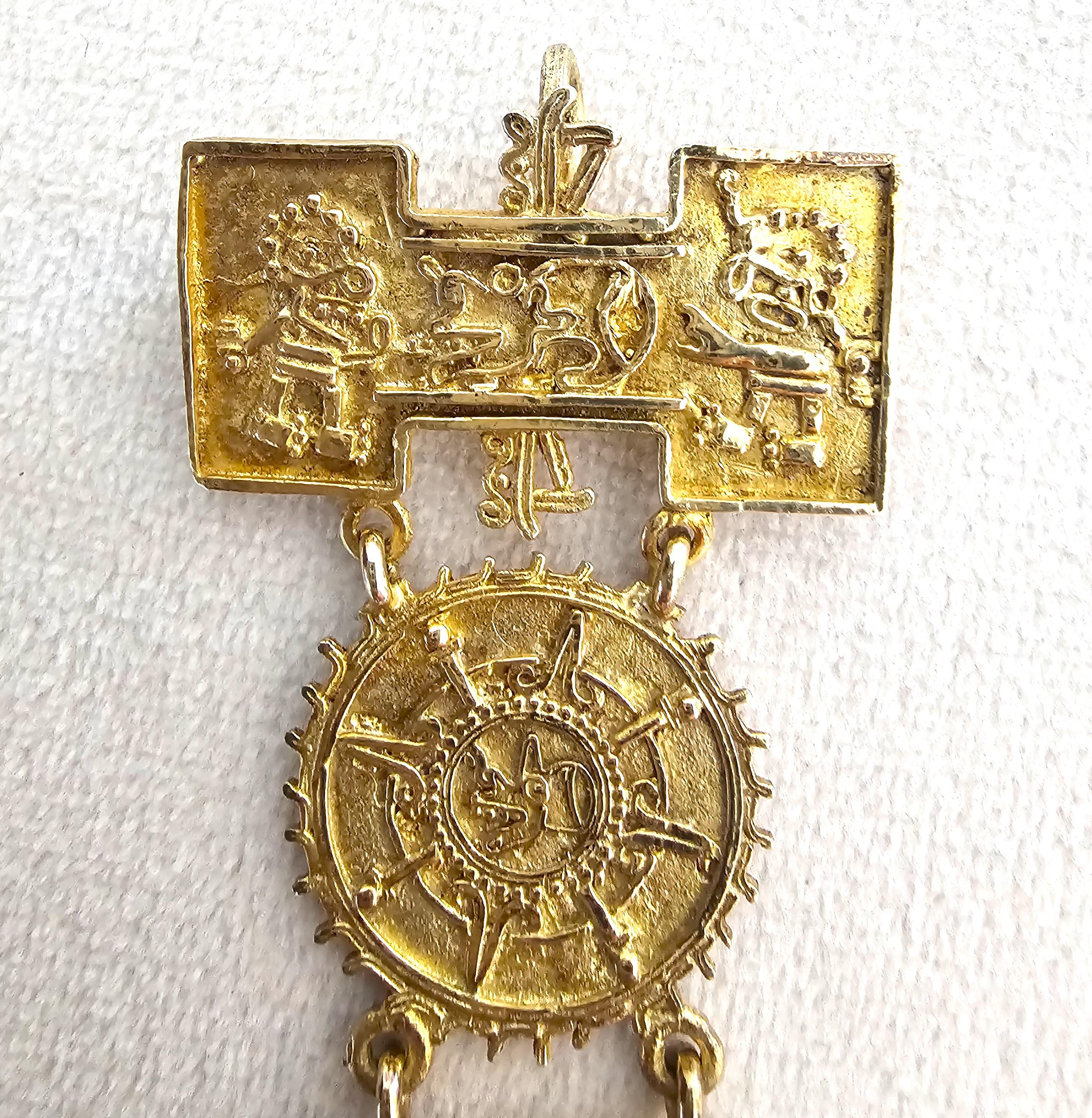 Bellissima spilla o ciondolo azteco in argento messicano 0925, eccezionale e rara, fatta a mano. La mancanza di marchi aggiuntivi conferma che questo pezzo è stato realizzato artigianalmente, forse in un piccolo laboratorio o da un argentiere