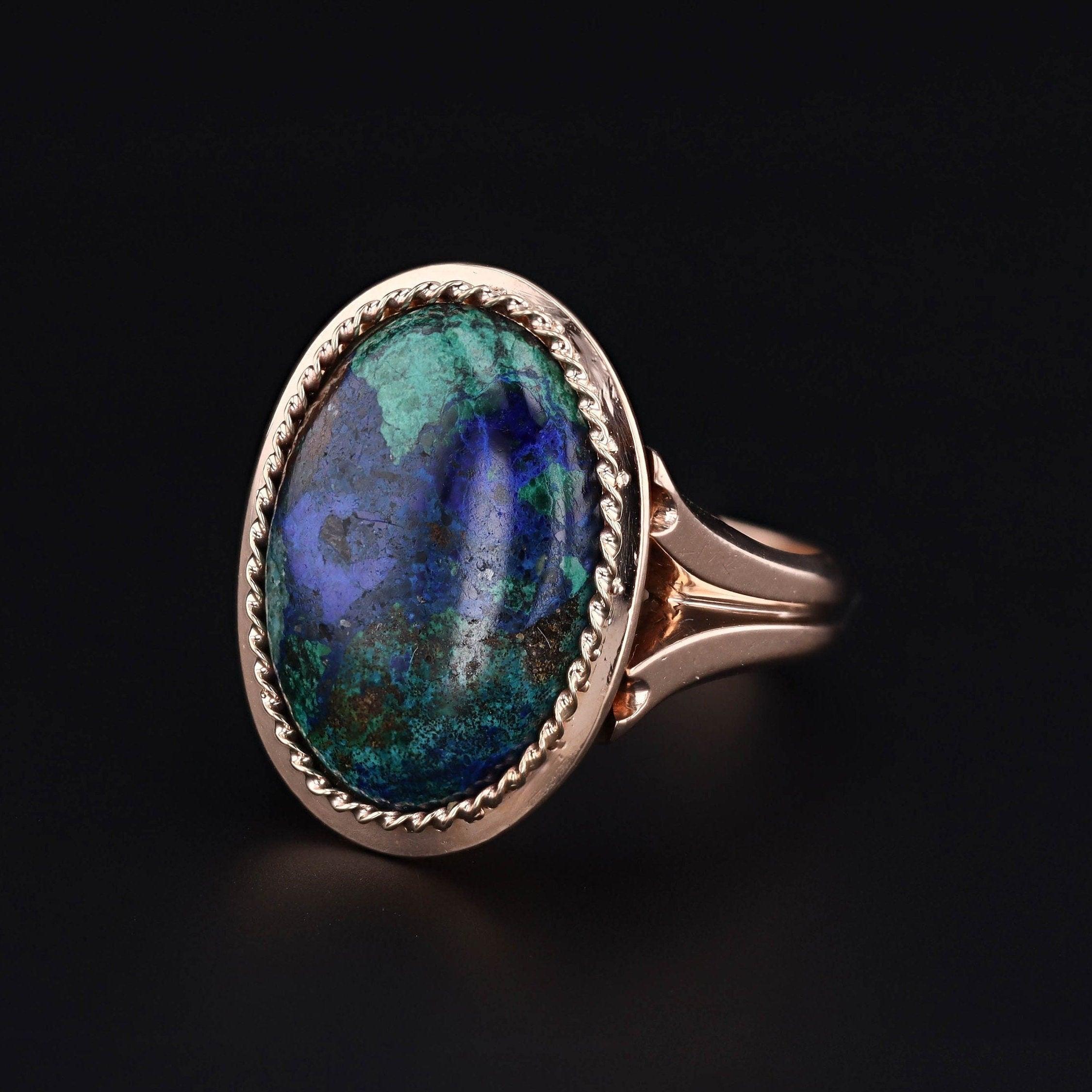 Anillo vintage de azurita malaquita en oro de 14 quilates, circa 1970-1980

Este anillo vintage (circa 1970-1980), una audaz expresión de belleza natural, muestra la fascinante fusión de colores de azules celestes profundos y verdes forestales