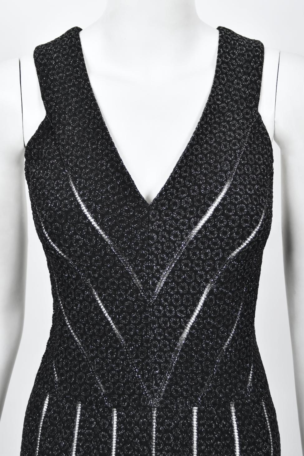  Vintage Azzedine Alaia Black Metallic Knit Bodycon Sheer Cutwork Fishtail Gown Pour femmes 