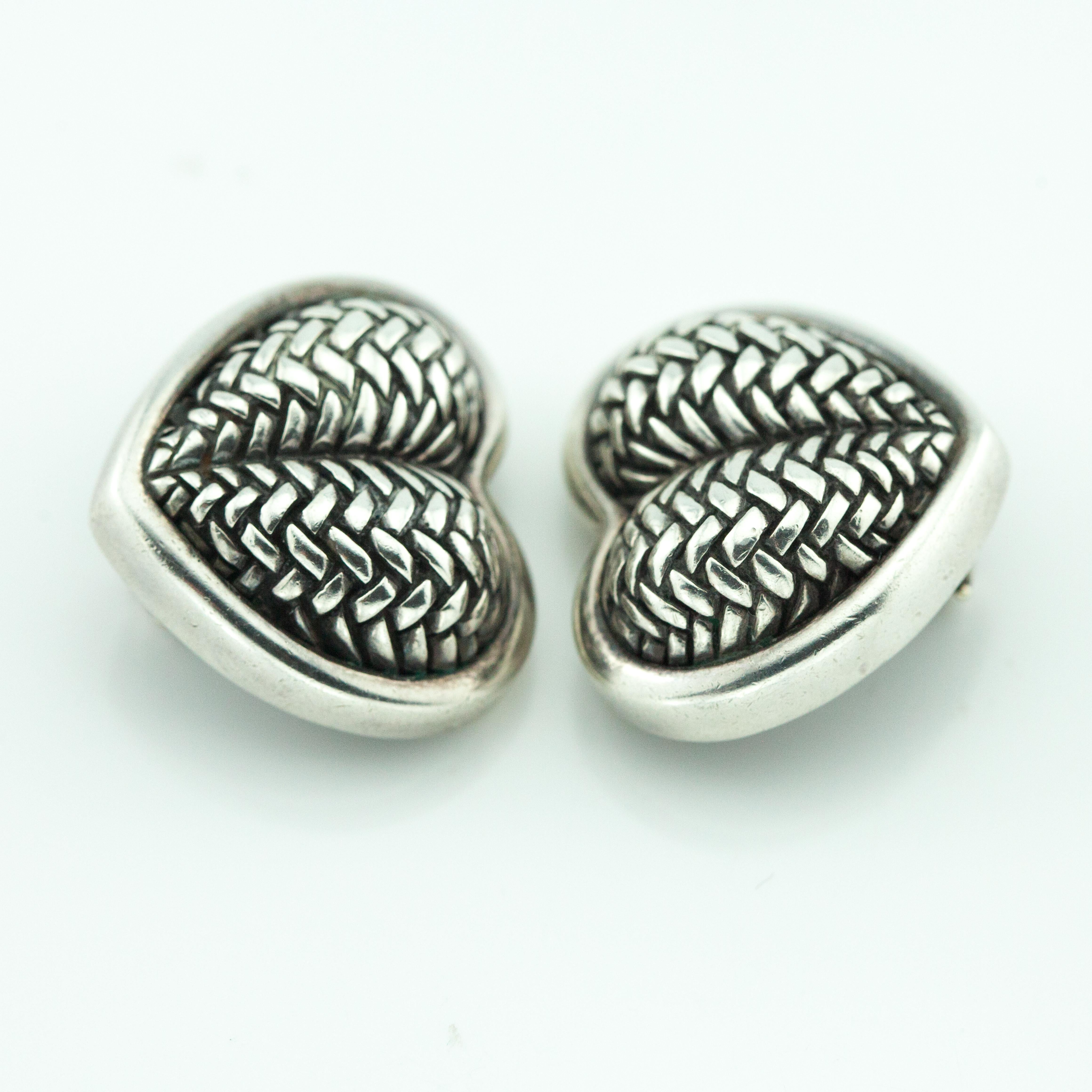 1996 Barry Kieselstein-CORD Große geflochtene Herzohrringe aus Sterlingsilber mit Clips

Geschätzter Verkaufspreis: ~ $825

Ungefähre Maße: 26 mm breit

Ungefähres Gesamtgewicht: 23,60 Gramm

Markenzeichen:
B.KIESELSTEIN-CORD
1996 Mondstern Punze