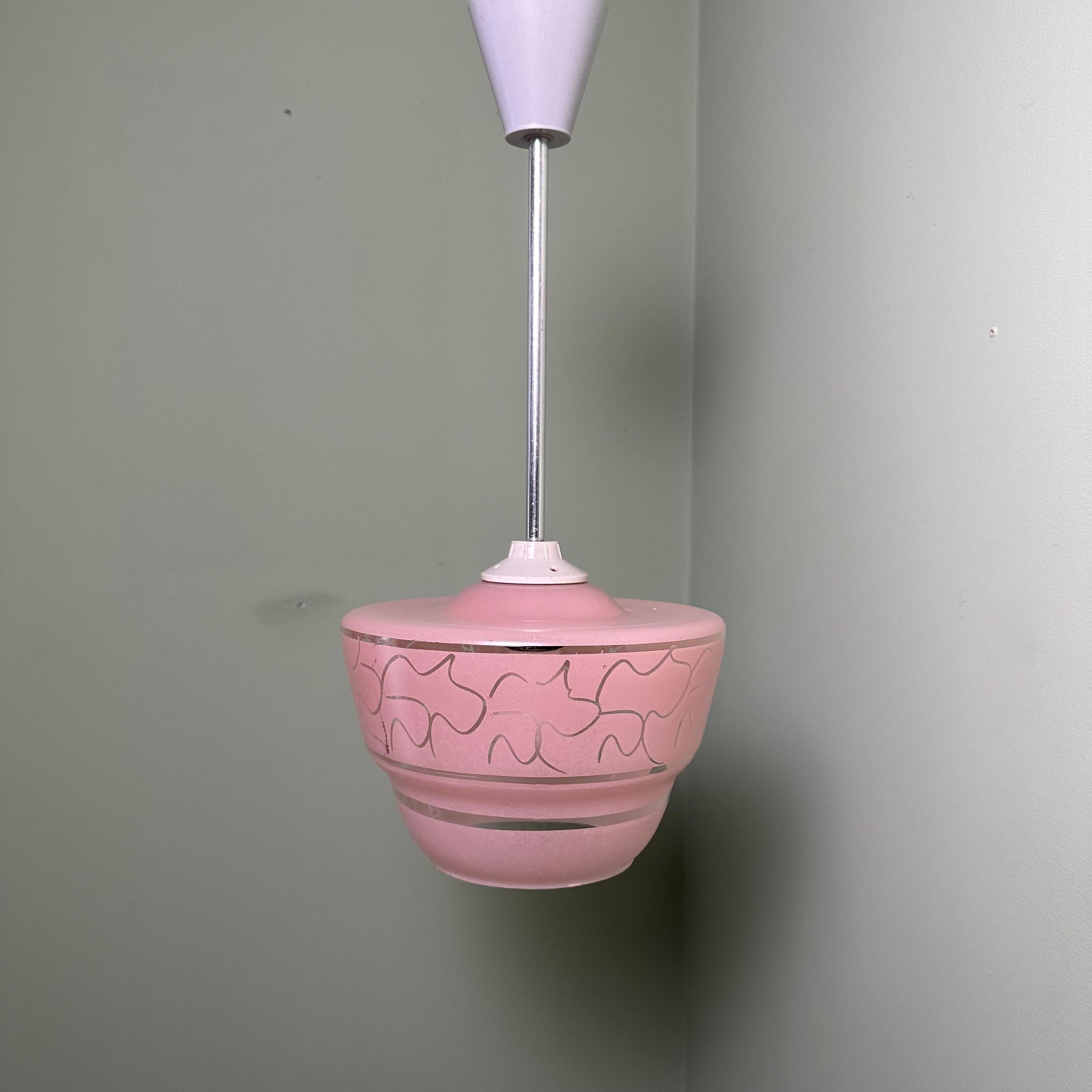 Européen Pendentif de plafond en verre vintage rose avec motif gravé en vente